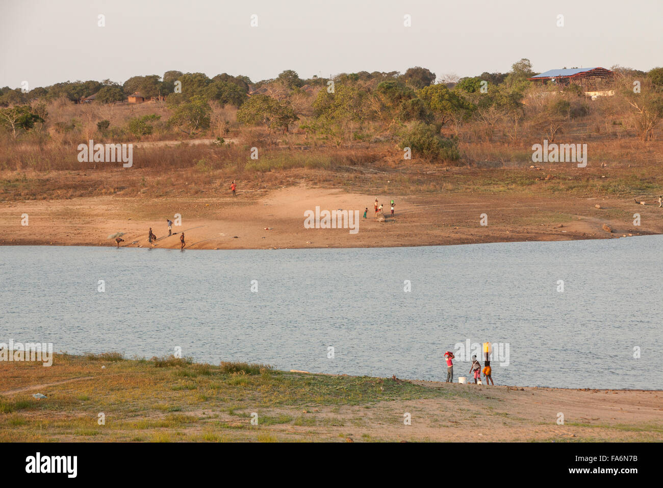 Einwohner ziehen Wasser aus dem Muecula-Fluss in der Nähe von Nacala Dam in Provinz Nampula, Mosambik. Stockfoto