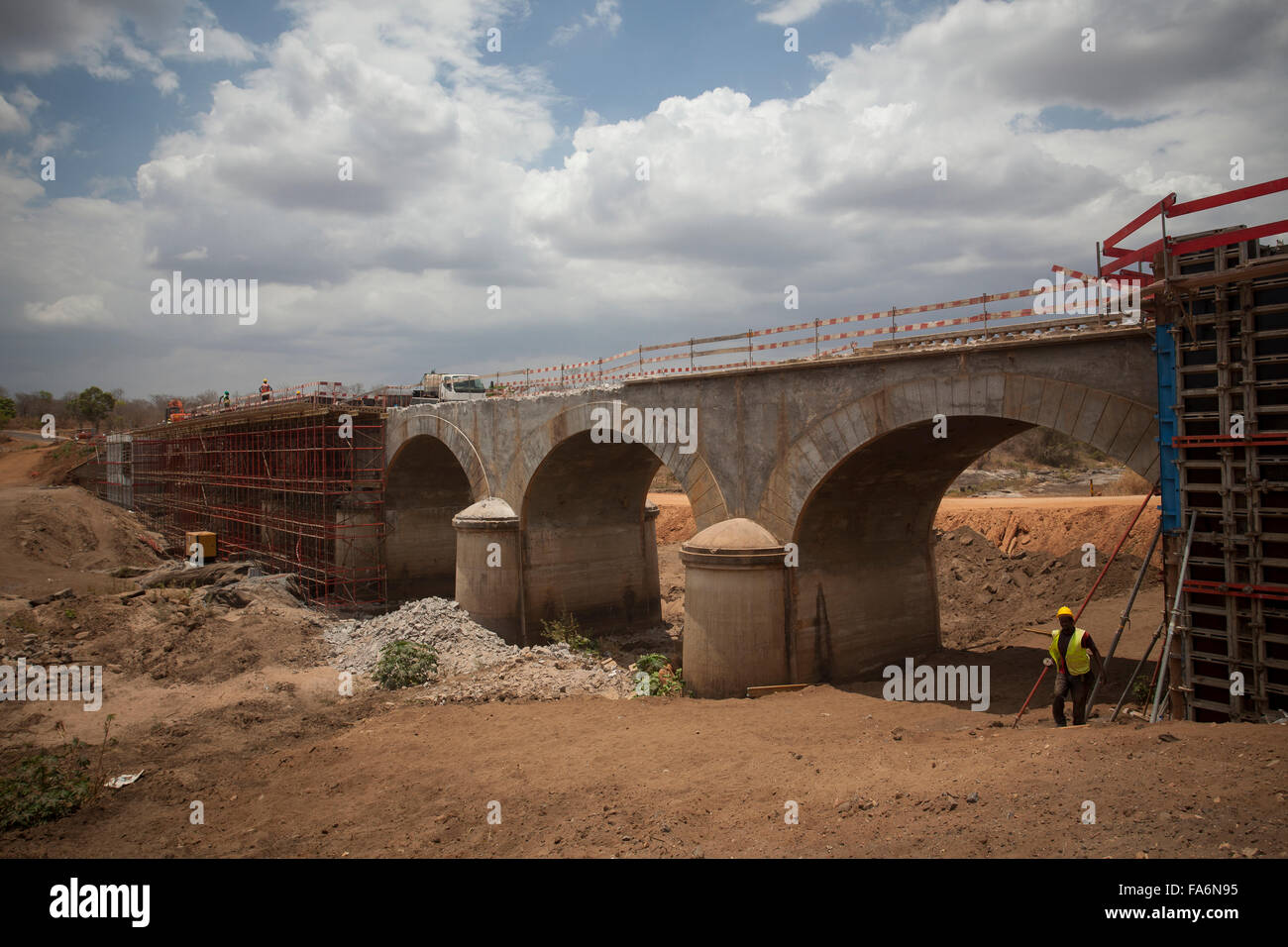 Bauarbeiter sanieren eine alternde Brücke entlang der Namialo Rio Lurio Road im Norden Mosambiks, SE Afrika. Stockfoto
