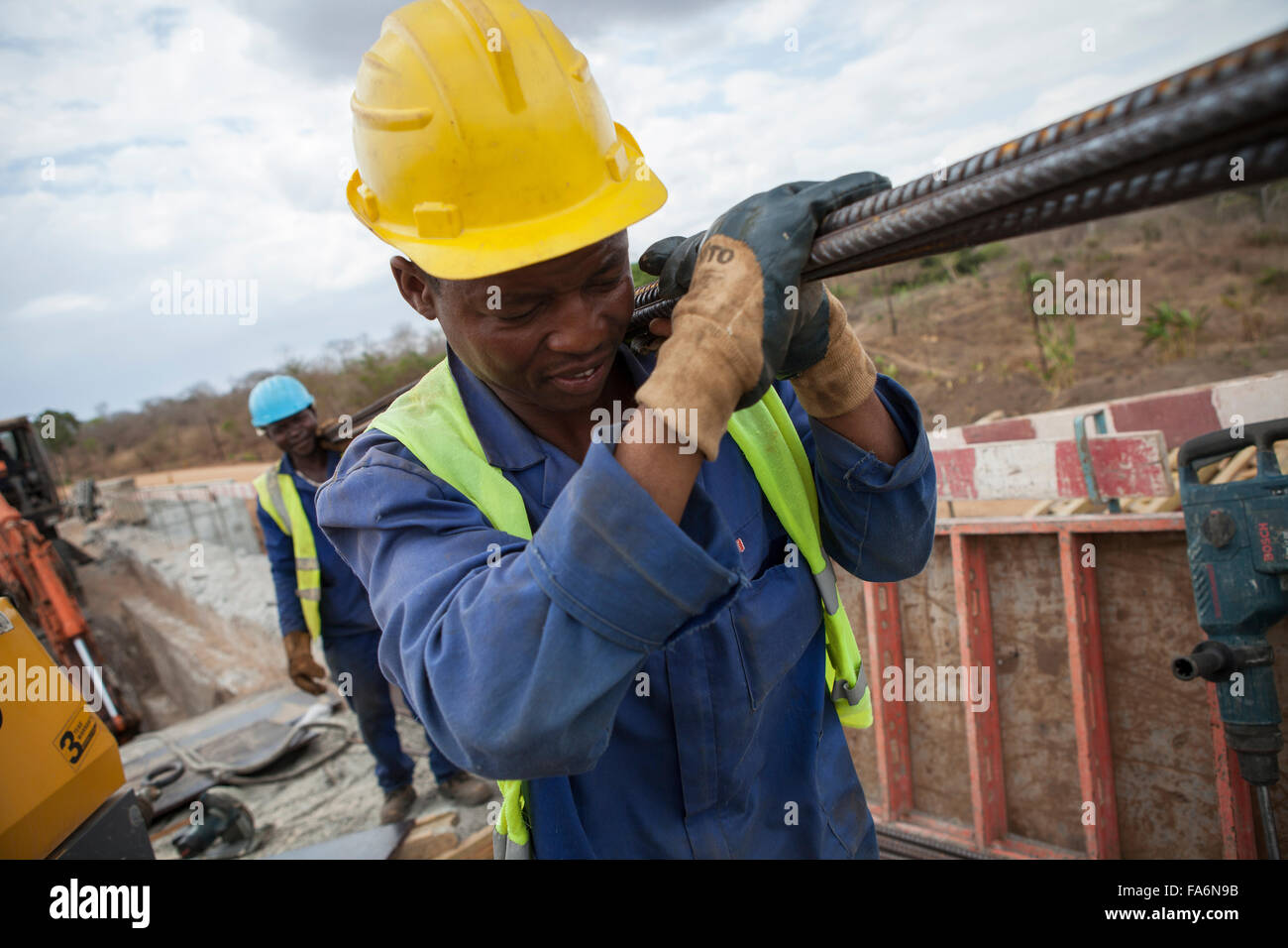 Bauarbeiter sanieren eine alternde Brücke entlang der Namialo Rio Lurio Road im Norden Mosambiks, SE Afrika. Stockfoto