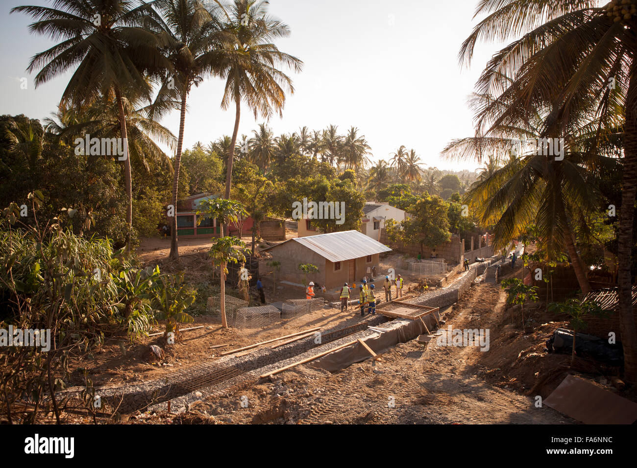 Bautrupps bauen ein Wasser-Entwässerung und Kanalisation Rohr in Nampula, Mosambik. Stockfoto