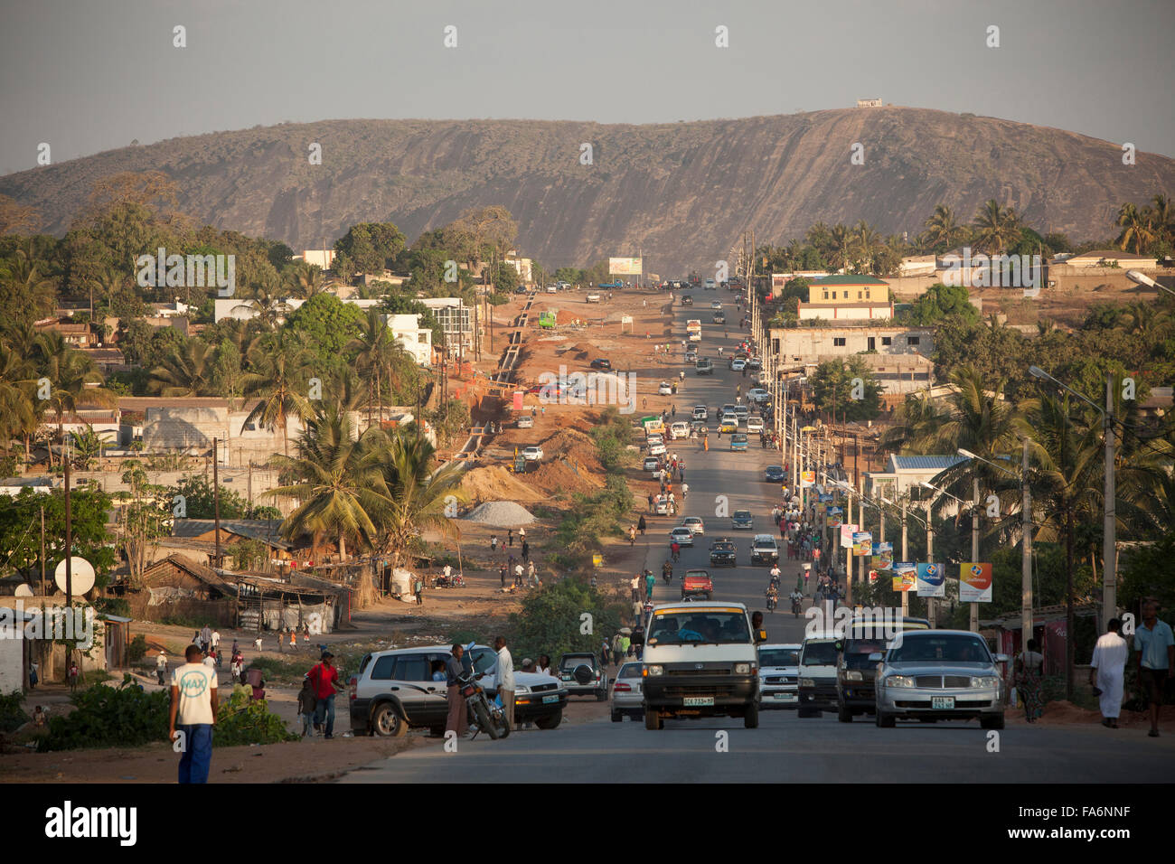 Verkehr bewegt sich entlang einer belebten Straße in Nampula, Mosambik. Stockfoto