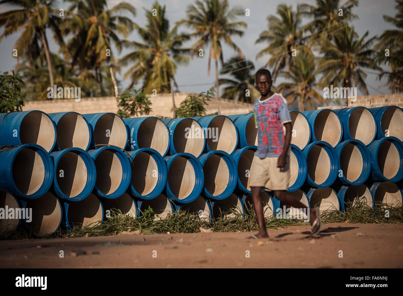 Wasserleitungen erwarten Einbau in Nampula, Mosambik. Stockfoto