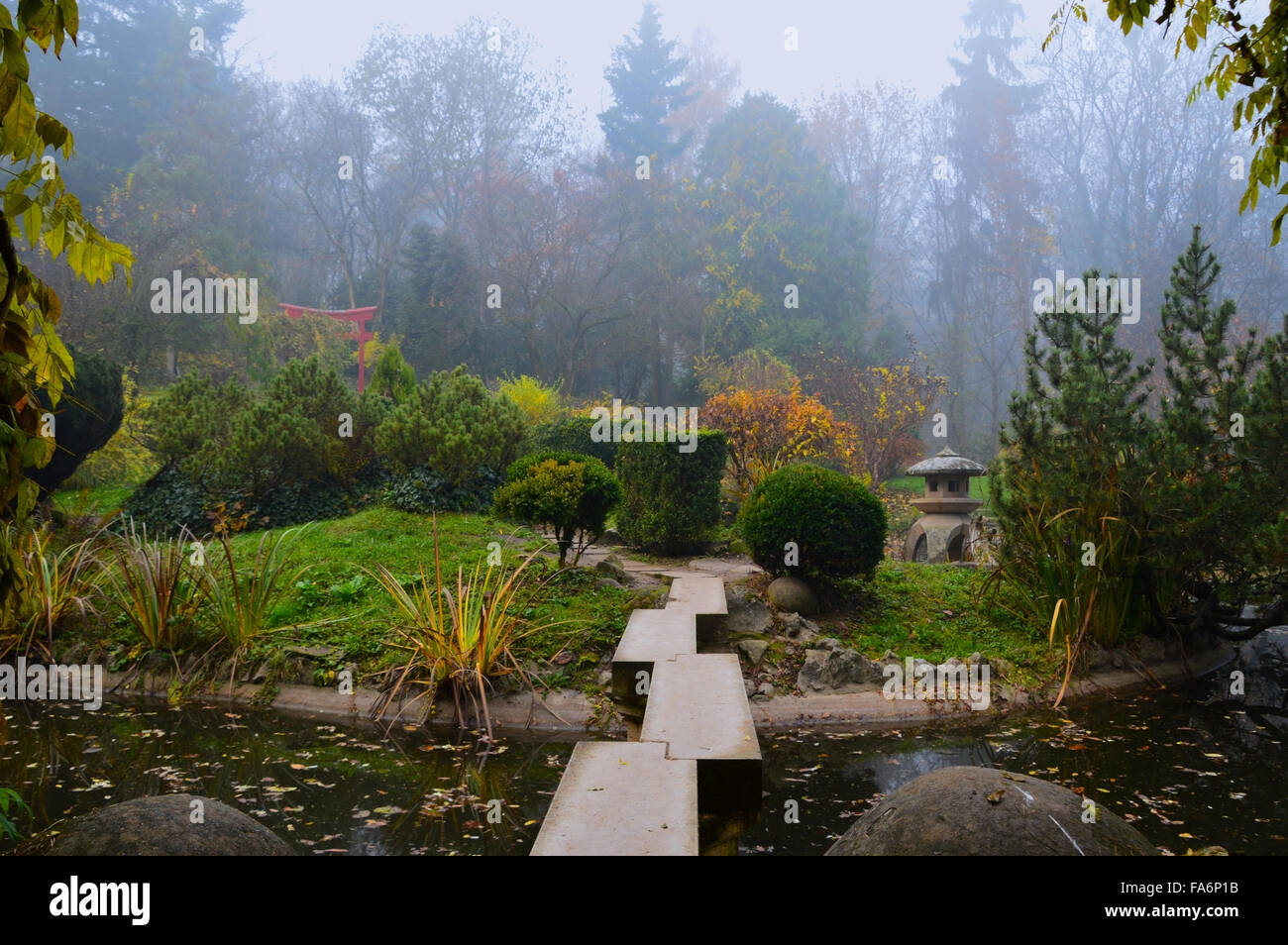 Nebligen japanischer Garten Stockfoto