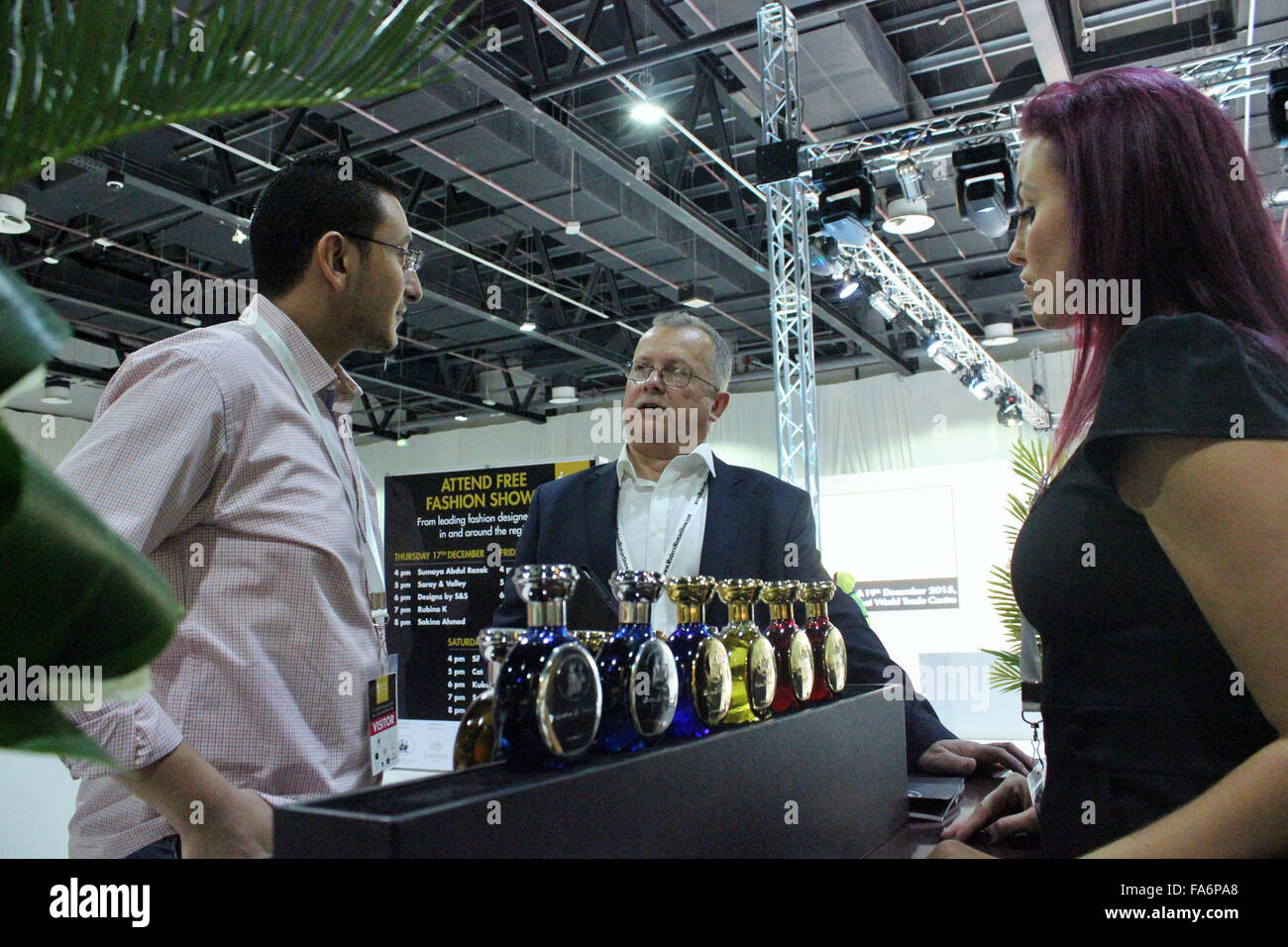 Boadicea der siegreichen Chief Executive Officer (CEO) David Crisp (Mitte) den Besucher während der Veranstaltung zu unterstützen. Ein drei Tage Lifestyle Messe für Frauen im Dubai World Trade Centre von 17.-19. Dezember, Feature-Fashion-Shows und Seminare. Die Show Versprechen einem einzigartigen shopping-Aroma für Damen, die glauben in einem luxuriösen und eleganten Lebensstil und verstehen die Notwendigkeit, sich verwöhnen lassen und bietet ihnen eine Kombination aus internationalen und regionalen Produkten an einem Ort. Konzipiert, geplant und organisiert durch Sumansa-Ausstellungen in Verbindung mit Flagship-Projekte, die drei-Tages-e Stockfoto