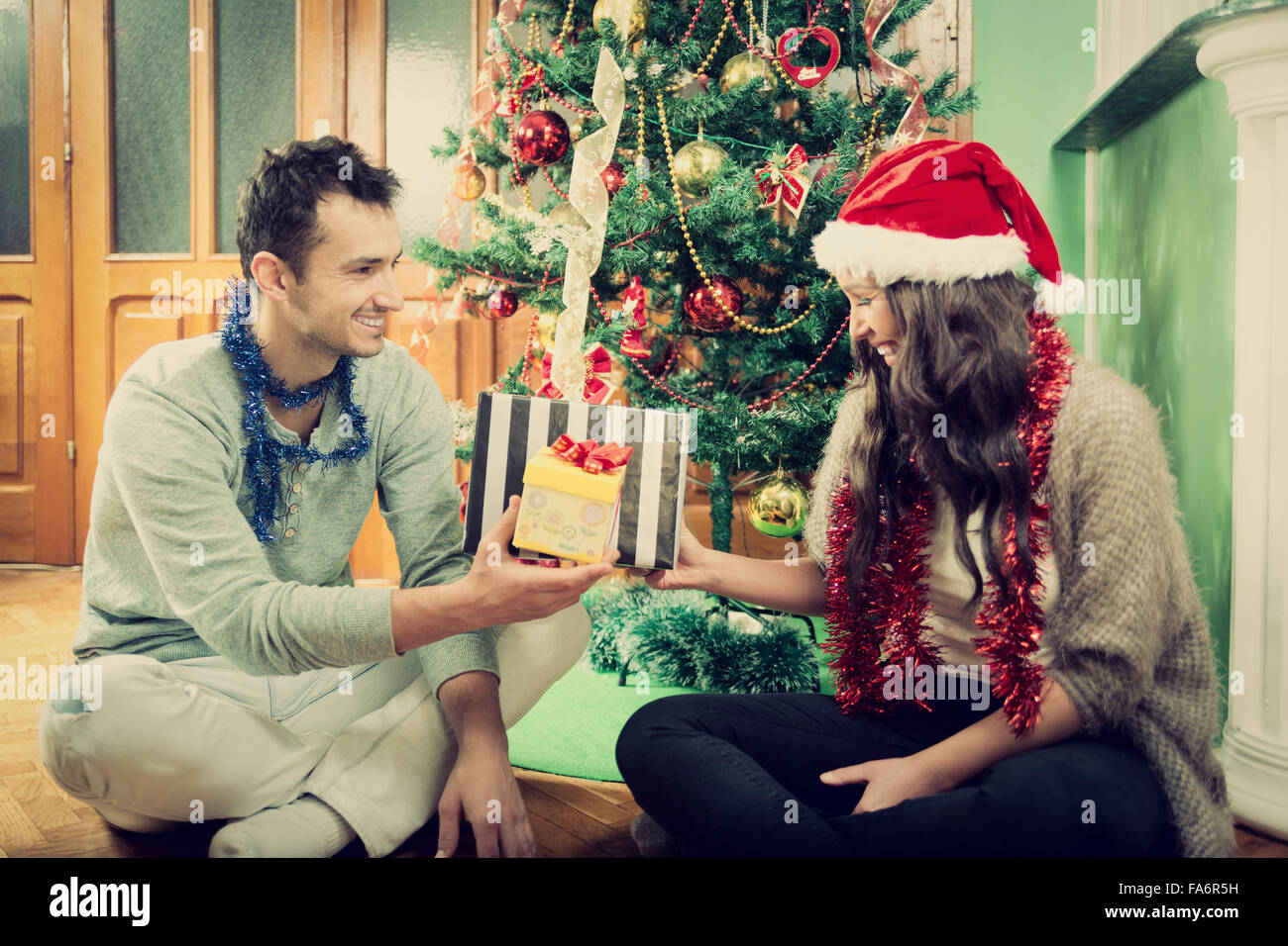 Glückliches Paar Austausch von Geschenken zu Hause Weihnachtsbaum, präsentiert Neujahr Feier Konzept mit zwei Personen geben Stockfoto