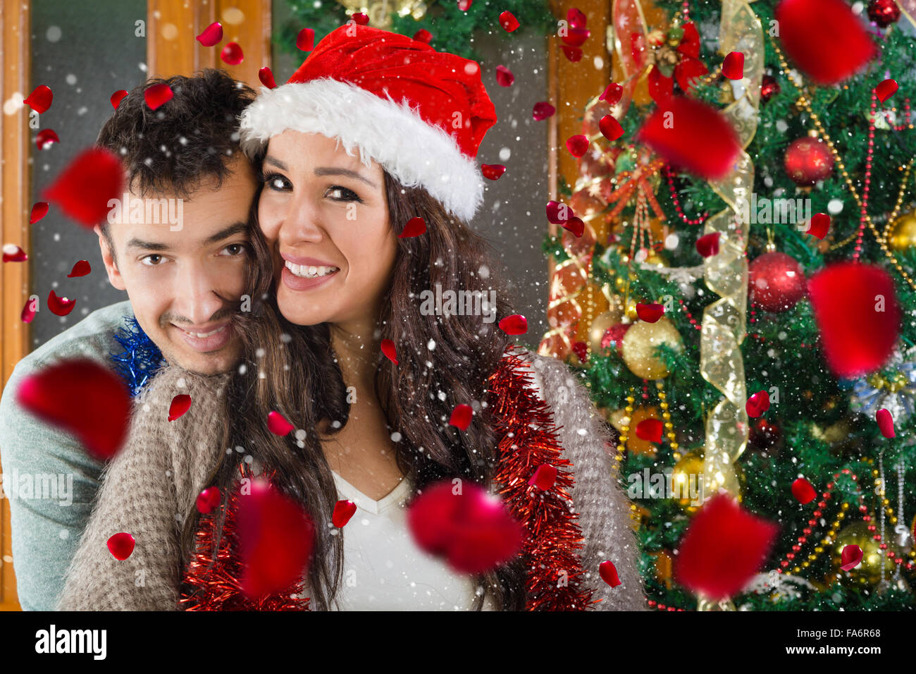 Porträt des glücklichen Paares in der Liebe zur Weihnachtszeit, zwei Menschen umarmt feiert Neujahr Weihnachtsbaum mit Herzen Stockfoto