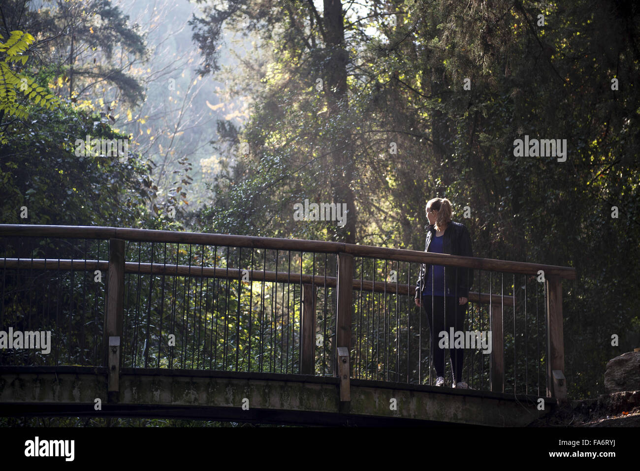 Ein Hashofet, Israel, Israel. 20. Dezember 2015. Ein Mädchen auf einer Brücke im Norden Israels Ein Hashofet Bereich © Danielle Shitrit/ZUMA Draht/Alamy Live News Stockfoto