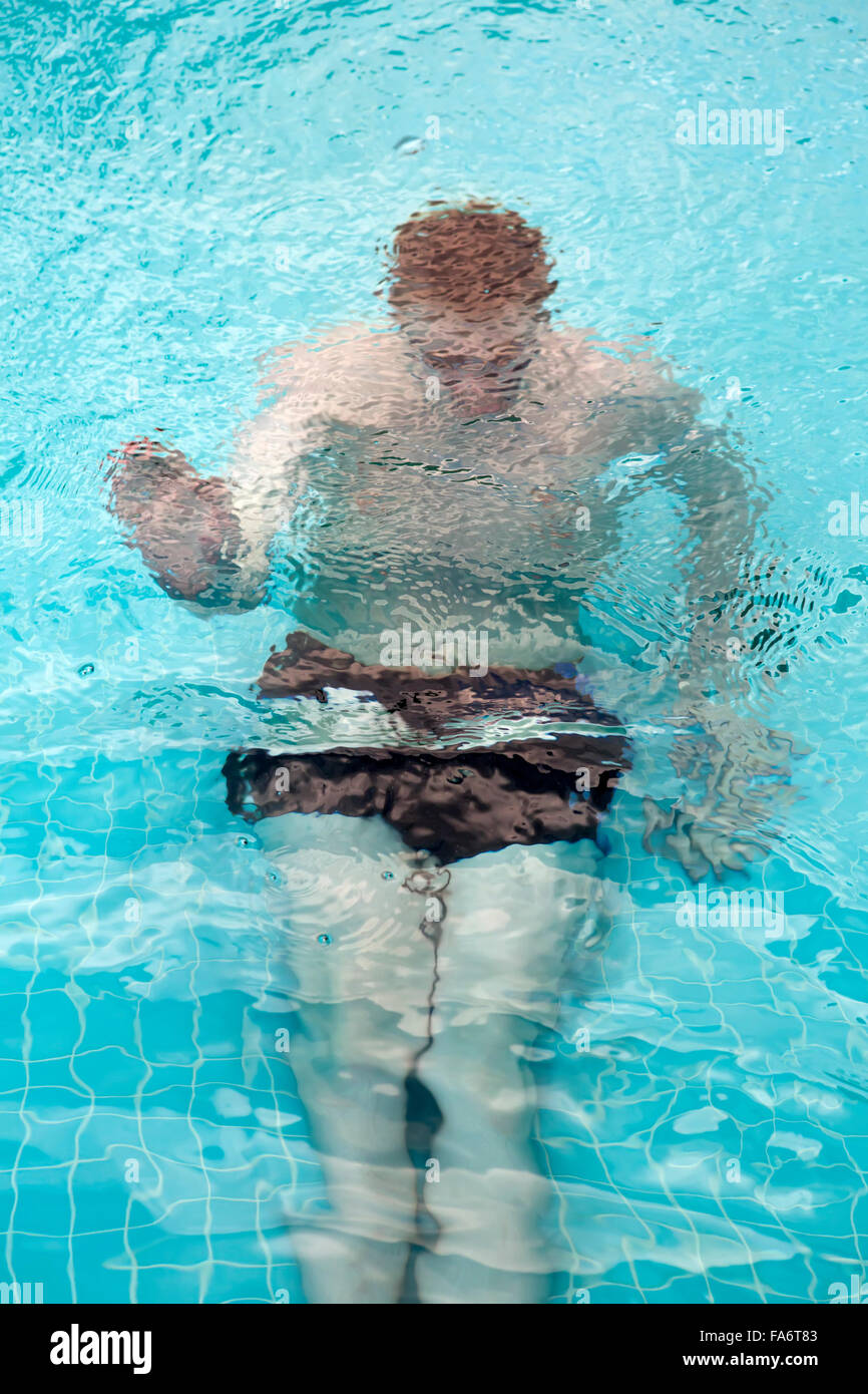 Der Teenager sitzt am unteren Pool und einen Hand-Gruß "Wellenlinien" Stockfoto
