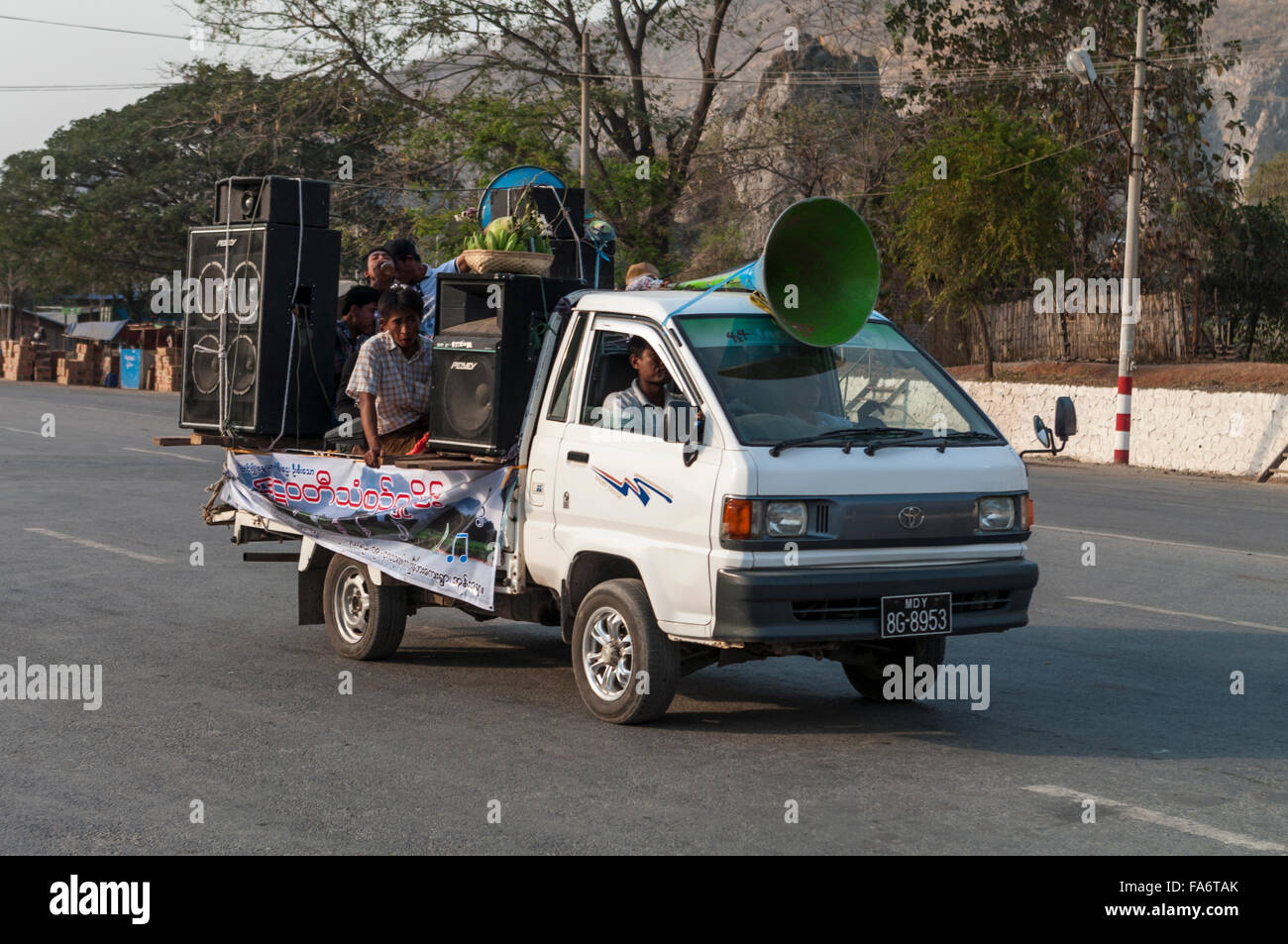 Große Lautsprecher montiert auf einem Pickup-Truck für eine Parade in Myanmar. Stockfoto