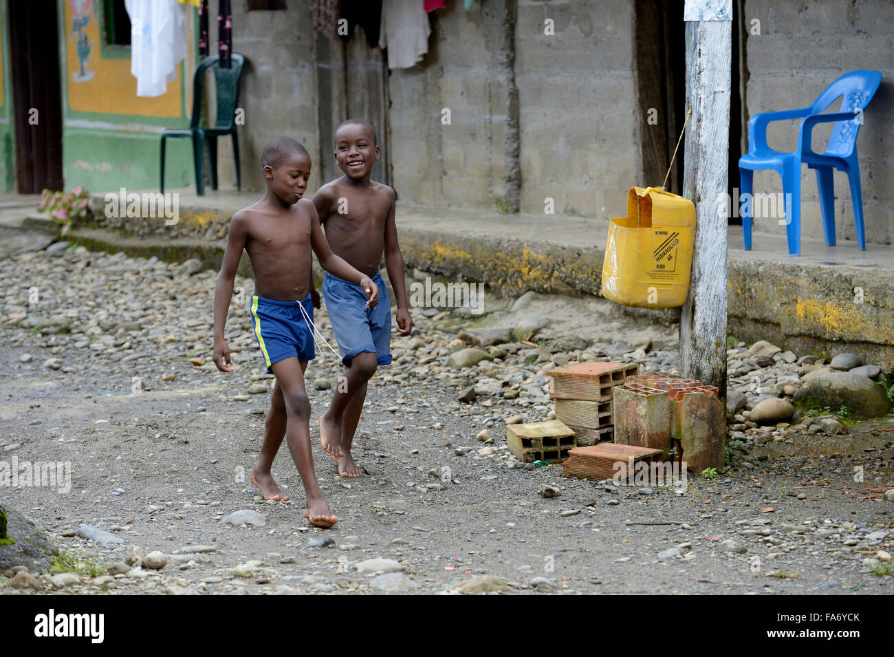 Zwei jungen, Afro-kolumbianischen Dorf El Salto über den Fluss Rio Andagueda, Chocó Abteilung, Kolumbien Stockfoto