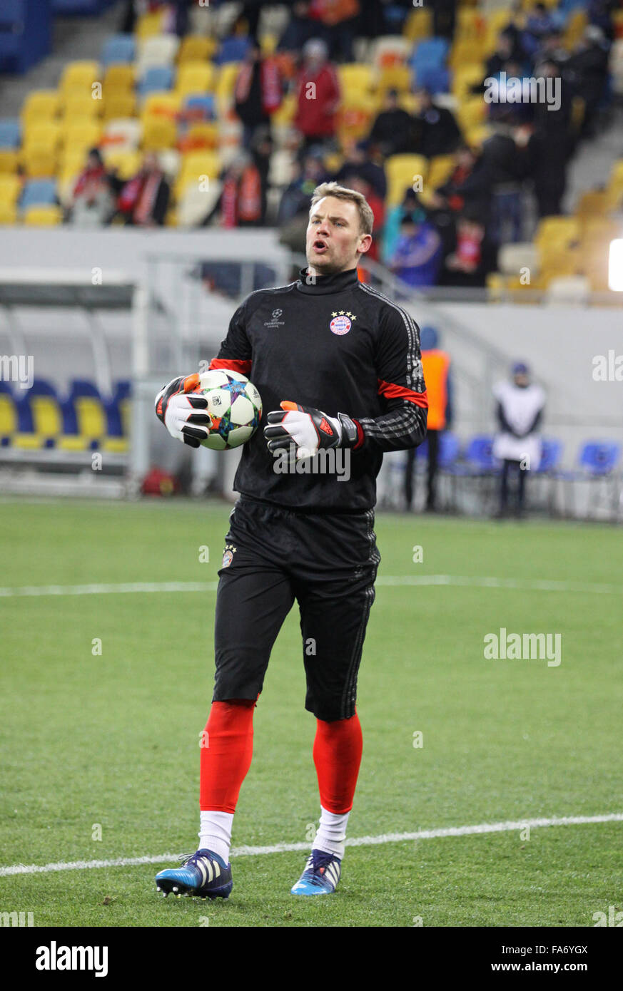 LVIV, UKRAINE - 17. Februar 2015: Torwart Manuel Neuer von FC Bayern München in Aktion beim Warm-up vor dem UEFA Champions League Spiel gegen den FC Shakhtar Donetsk Stockfoto