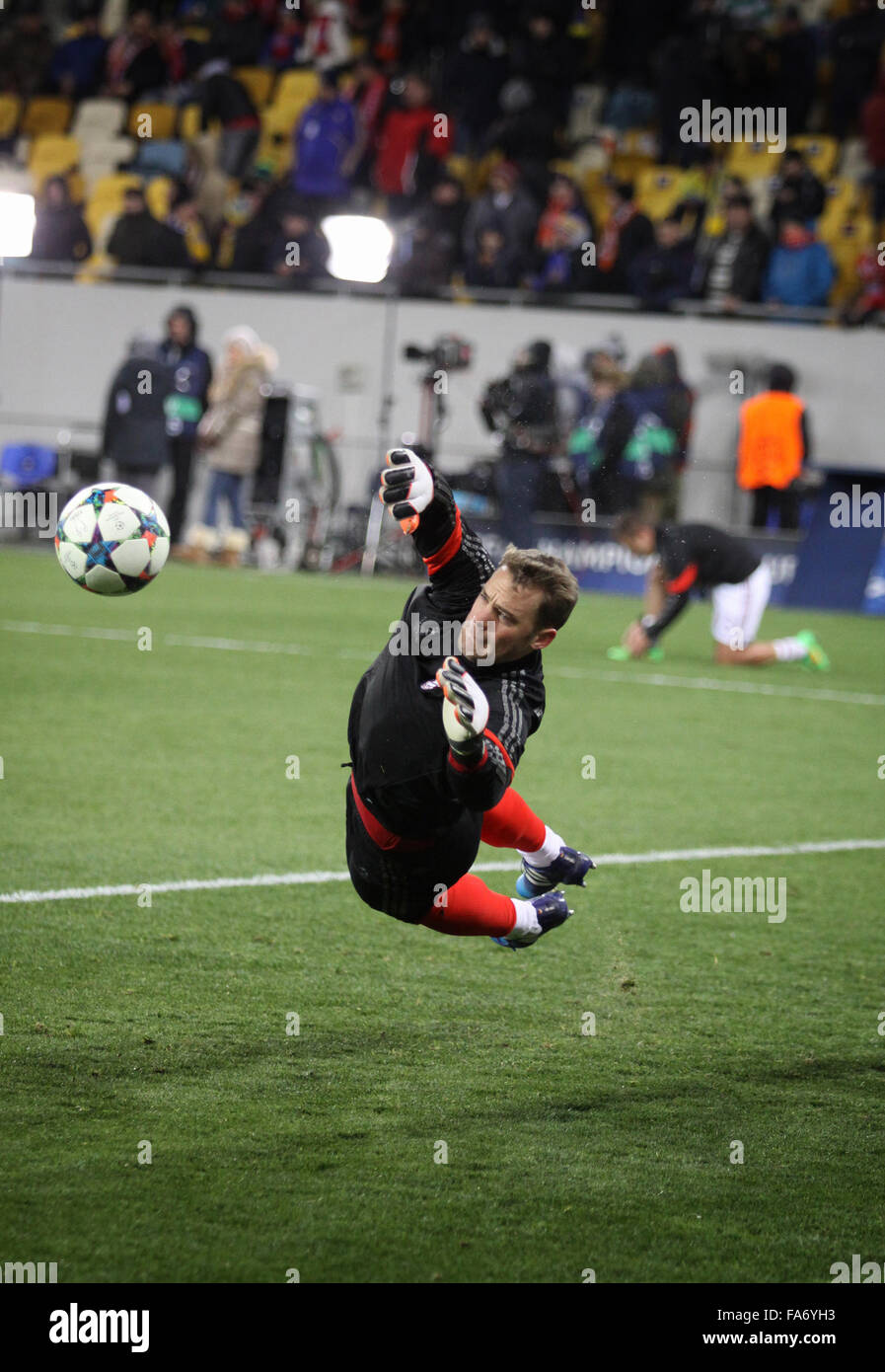 LVIV, UKRAINE - 17. Februar 2015: Torwart Manuel Neuer von FC Bayern München in Aktion beim Warm-up vor dem UEFA Champions League Spiel gegen den FC Shakhtar Donetsk Stockfoto