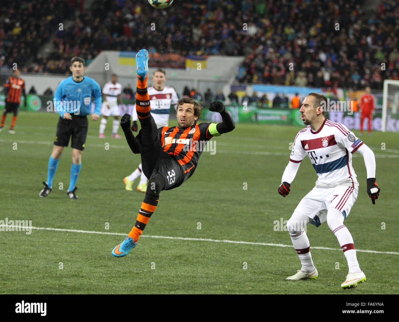 LVIV, UKRAINE - 17. Februar 2015: Darijo Srna von Shakhtar Donetsk (L) kämpft für eine Kugel mit Franck Ribery Bayern München während ihre UEFA Champions League-Spiel im Stadion Arena Lviv Stockfoto