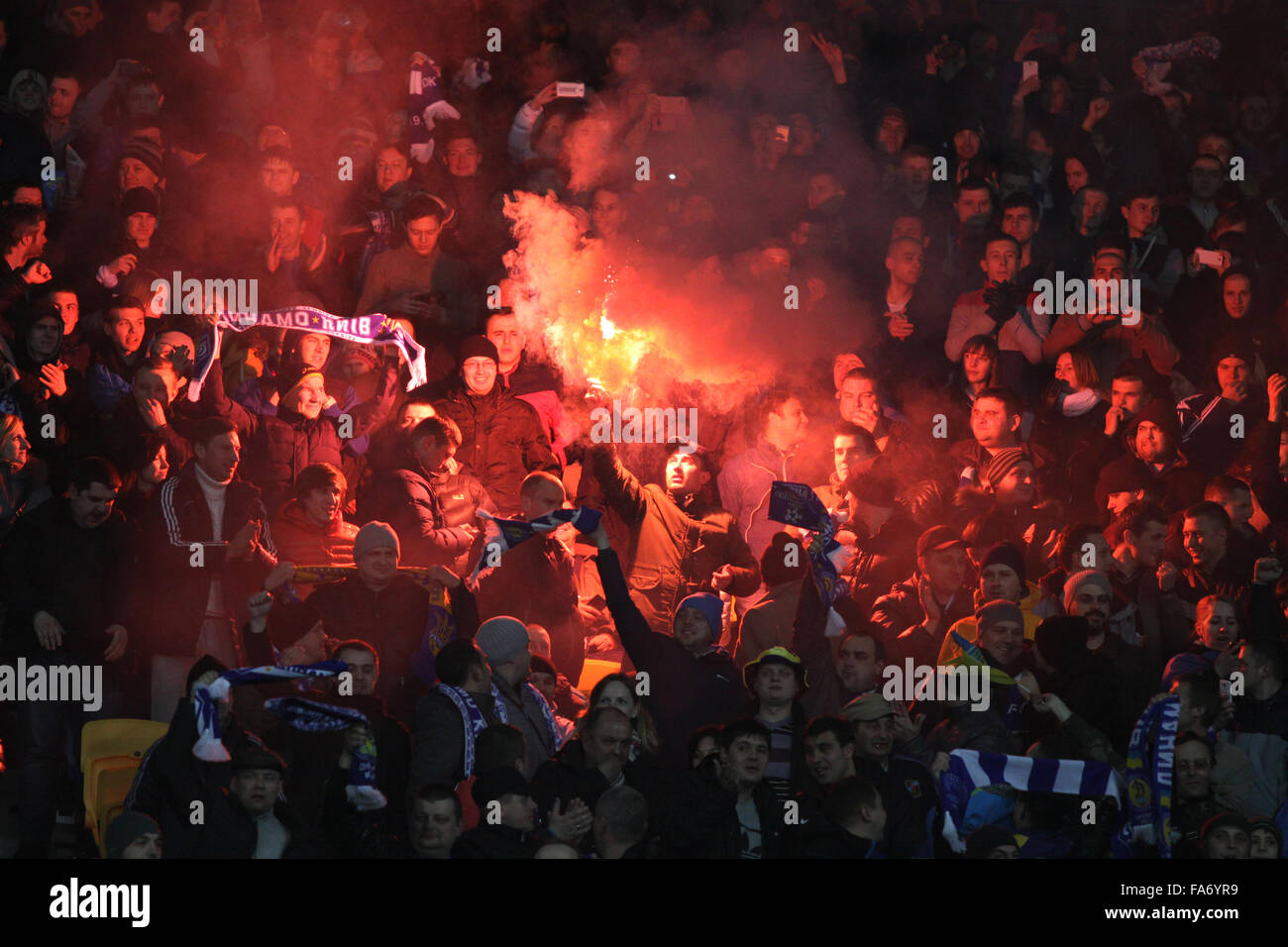 Kiew, UKRAINE - 19. März 2015: FC Dynamo Kyiv Team Anhänger zeigen ihre Unterstützung während der UEFA Europa League Spiel gegen F Stockfoto