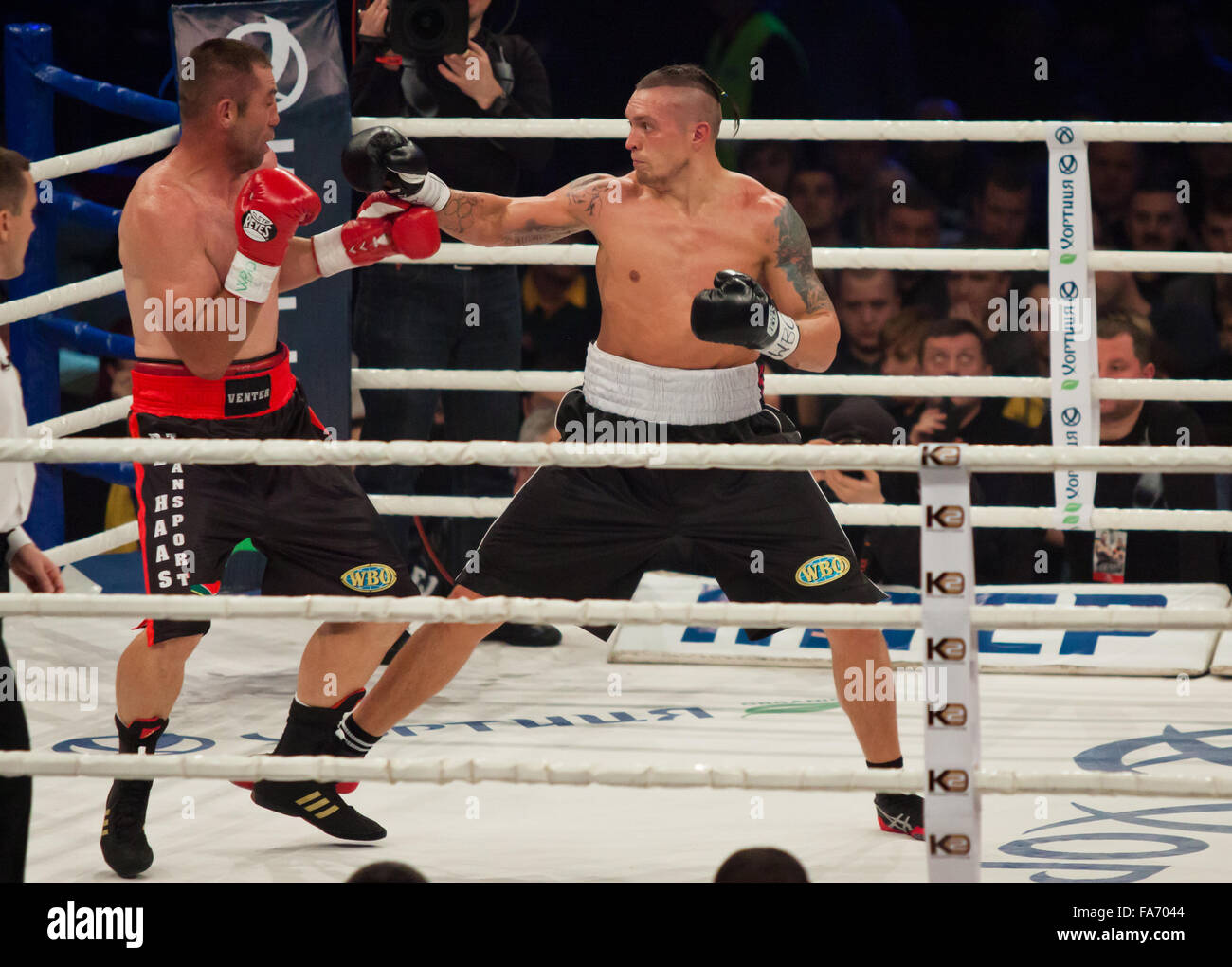 Kiew, UKRAINE - 13. Dezember 2014: Oleksandr Usyk der Ukraine (weiß-schwarz Shorts) und Danie Venter von Südafrika in den Ring d Stockfoto