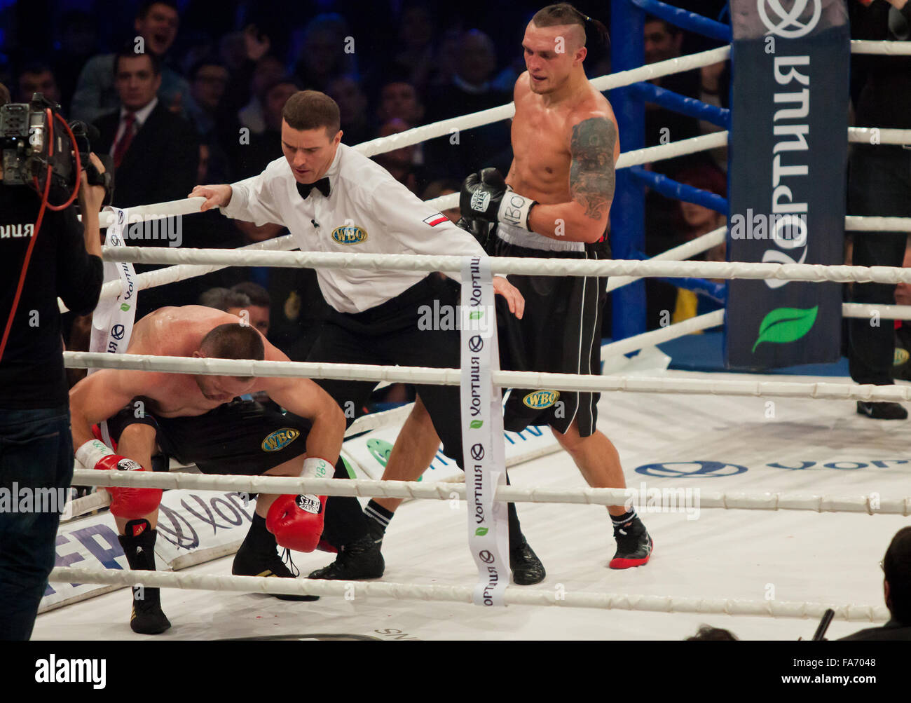 Kiew, UKRAINE - 13. Dezember 2014: Oleksandr Usyk der Ukraine (weiß-schwarz Shorts) und Danie Venter von Südafrika in den Ring d Stockfoto
