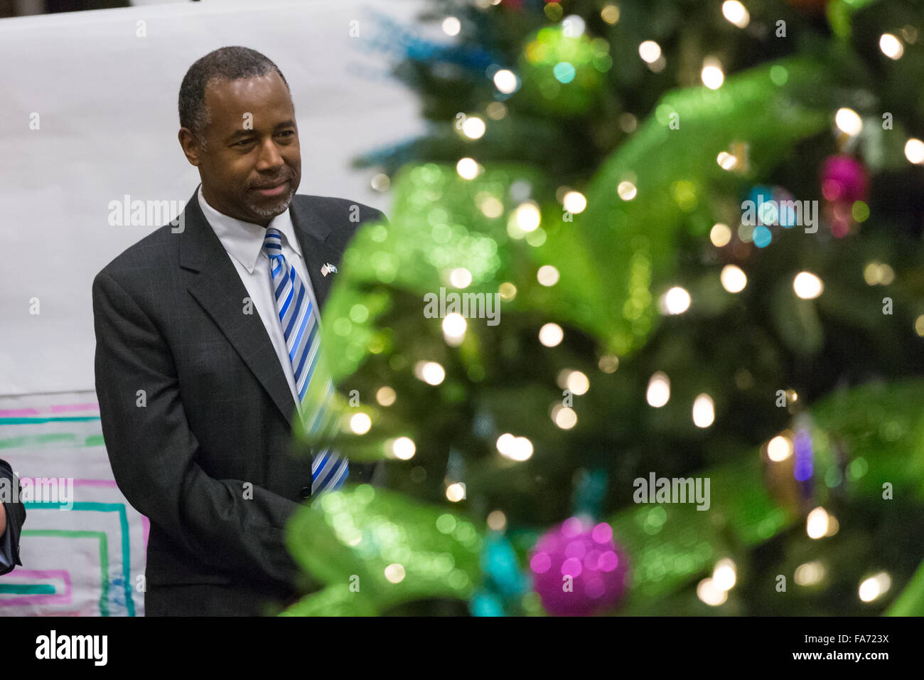 Charleston, South Carolina, USA. 22. Dezember 2015. Ehemalige Neurochirurg und republikanische Präsidentschaftskandidat Dr. Ben Carson sieht den Weihnachtsbaum richten Sie in der Lounge des MUSC Kinderkrankenhaus 22. Dezember 2015 in Charleston, South Carolina. Carson vorbeigekommen, Weihnachtslieder zu hören und die jungen Patienten zu begrüßen. Stockfoto