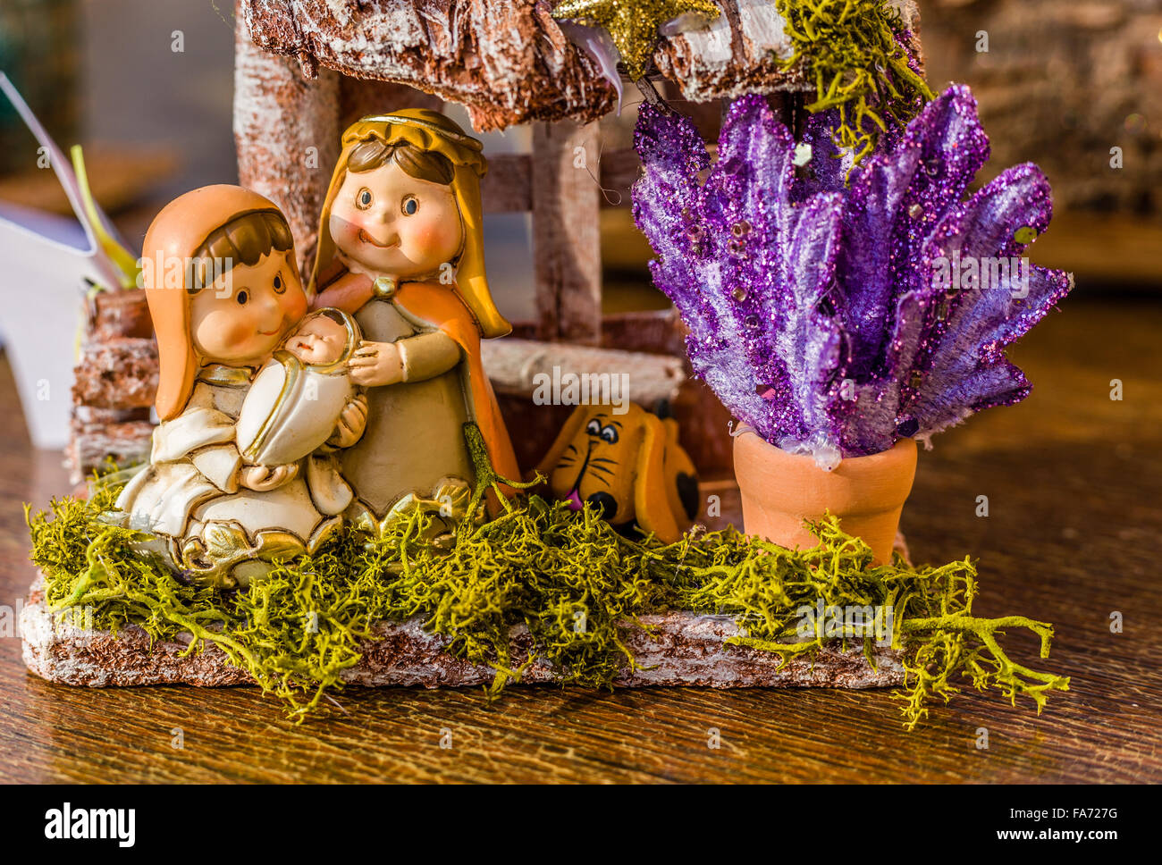 lebendige Farben ein Weihnachten Krippe, der seligen Jungfrau Maria und St. Joseph wachen über die Heiligen Jesuskind in einer Krippe Stockfoto