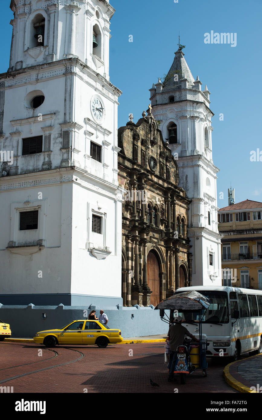 PANAMA CITY, Panama – Plaza de la Catedral, auch bekannt als Plaza de la Independencia oder Plaza Mayor, ist der zentrale Platz des historischen Casco Viejo Viertels in Panama City. Dieser platz ist eine bedeutende kulturelle und historische Stätte, wo oft Veranstaltungen und Versammlungen stattfinden. Es ist von bemerkenswerten Gebäuden umgeben, darunter die Metropolitan Cathedral und der Stadtpalast. Stockfoto