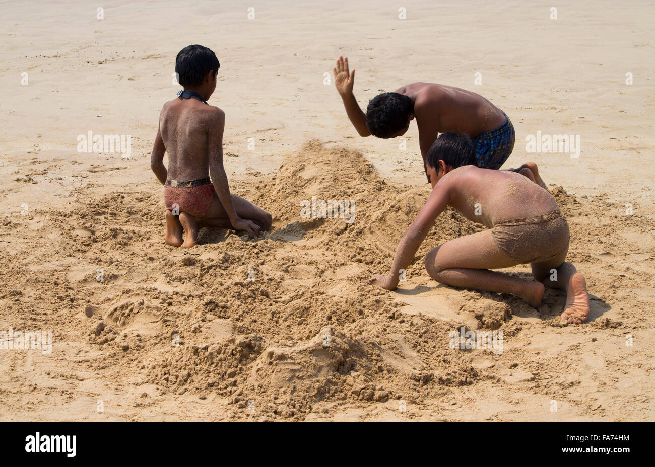 Kinder am Strand spielen im Meer, Sand, Kinder, jungen, Spiel, Sand, zusammen, Unterhaltung, Sonnencreme, schwarze, indischen jungen Stockfoto