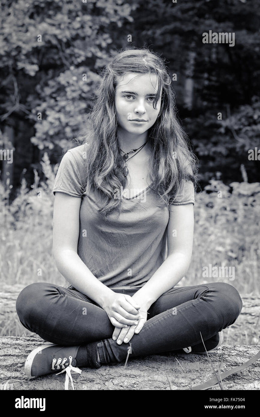 schwarz / weiss Portrait eines sitzenden Mädchens Stockfoto