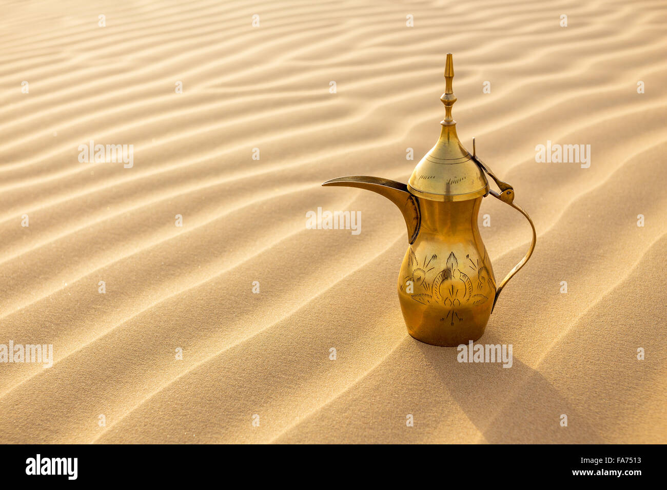 Dalla oder arabischen Kaffee Topf auf Nachtisch Sanddünen Stockfoto