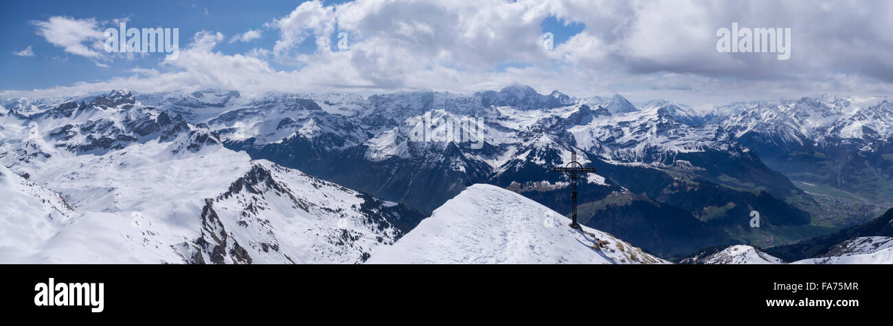Panoramablick auf die Alpen vom Gipfel des Rossstock (2461 m) in der Zentralschweiz, Kanton Schwyz und Uri. Stockfoto