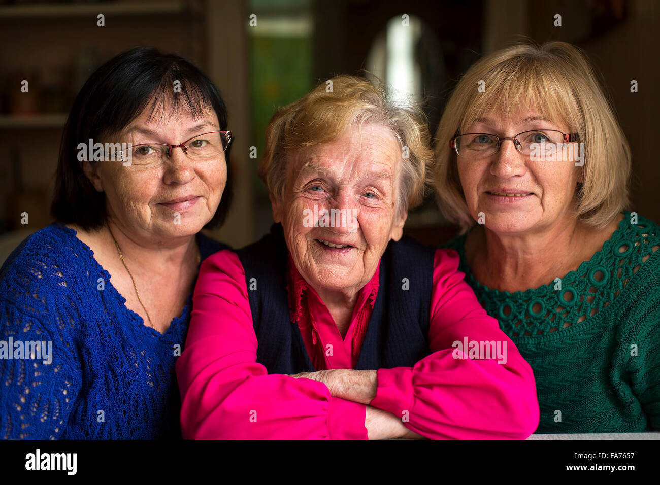 Eine alte Frau mit zwei erwachsenen Töchtern. Stockfoto