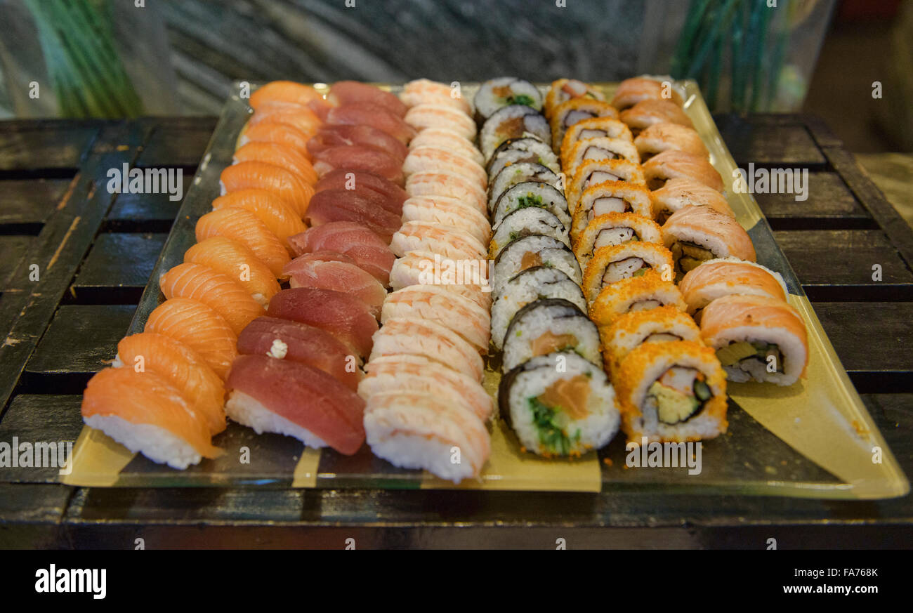 Reihen von Sushi in einem Restaurant in Bangkok, Thailand Stockfoto