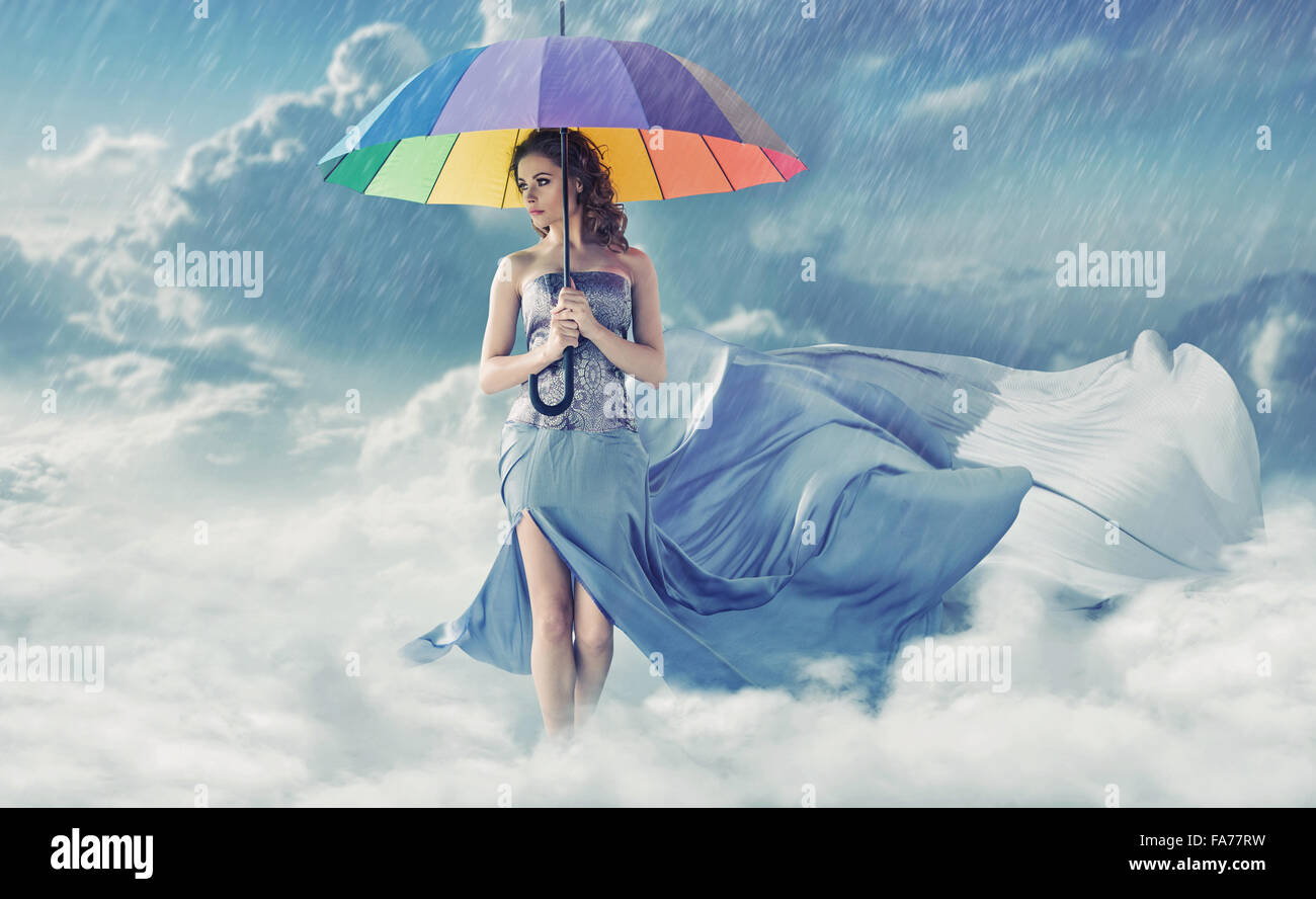 Hübsche junge Frau bei Regenwetter Stockfoto