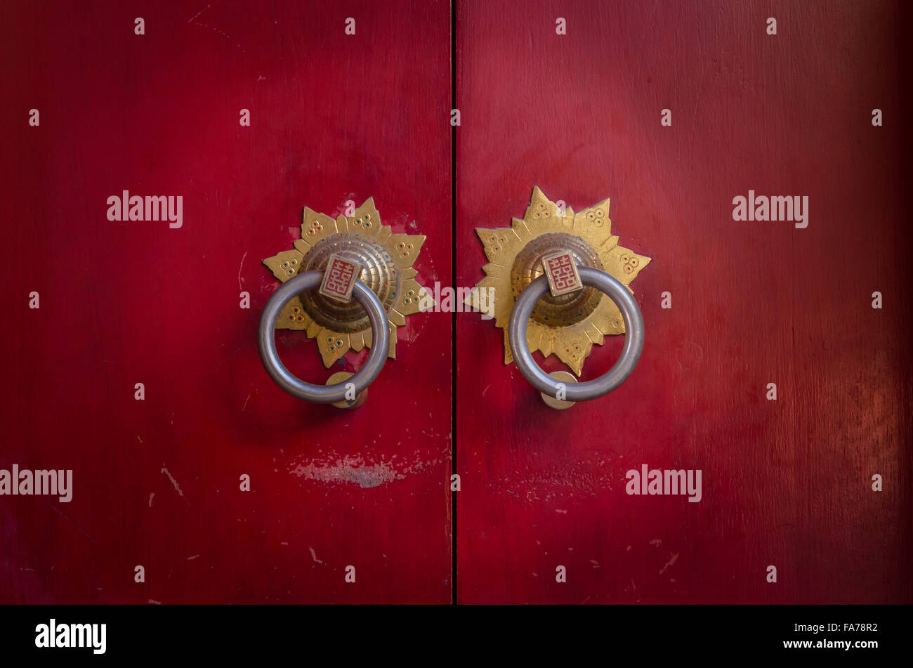 Traditionelle chinesische Türen und Türklopfer, oft in alten Tempeln in China gefunden. Stockfoto