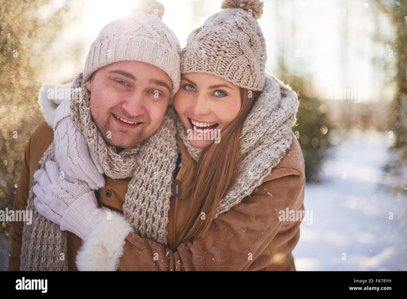 Porträt von glückliche Paare, die Spaß in Wintertag Stockfoto