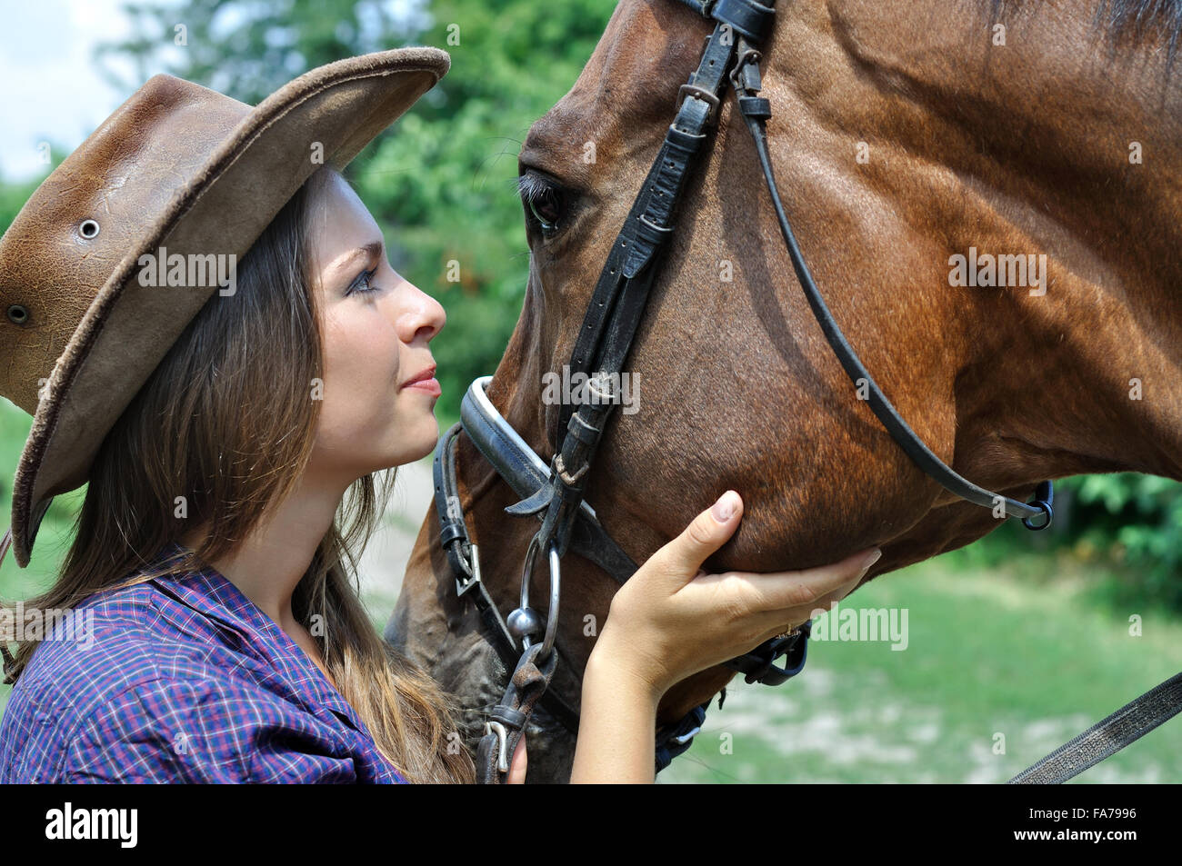 Porträt des jungen Cowgirl und Pferd im freien Stockfoto