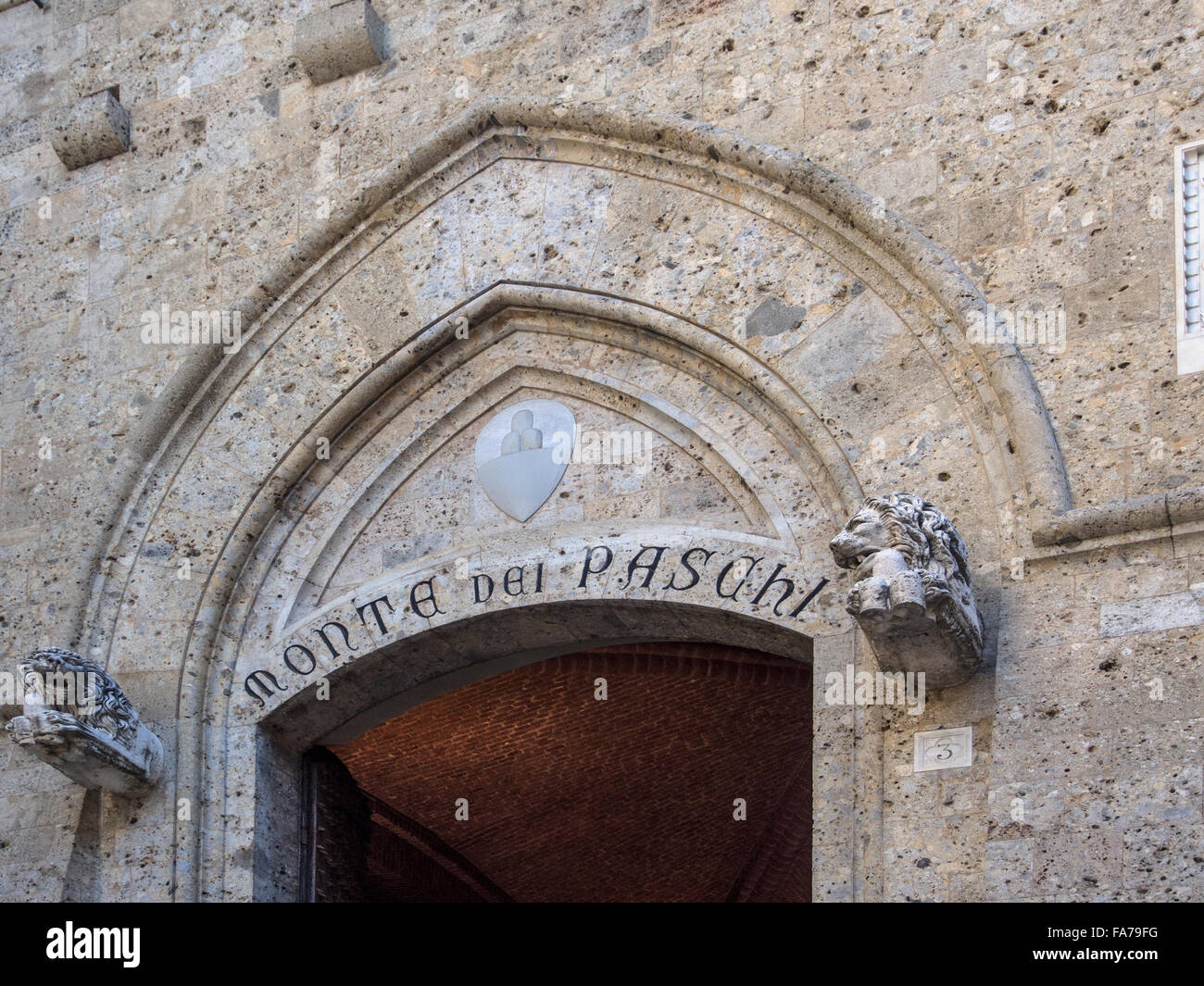 SIENA, ITALIEN - 5. AUGUST 2015: Geschnitztes Schild über der Banca Monte dei Paschi auf der Piazza Salimbeni Stockfoto