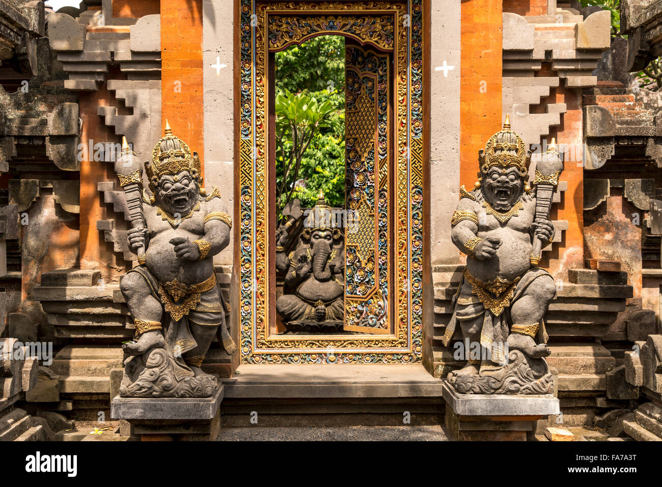 Traditionelle balinesische bewachen Dämon Statuen, Ubud, Bali, Indonesien Stockfoto