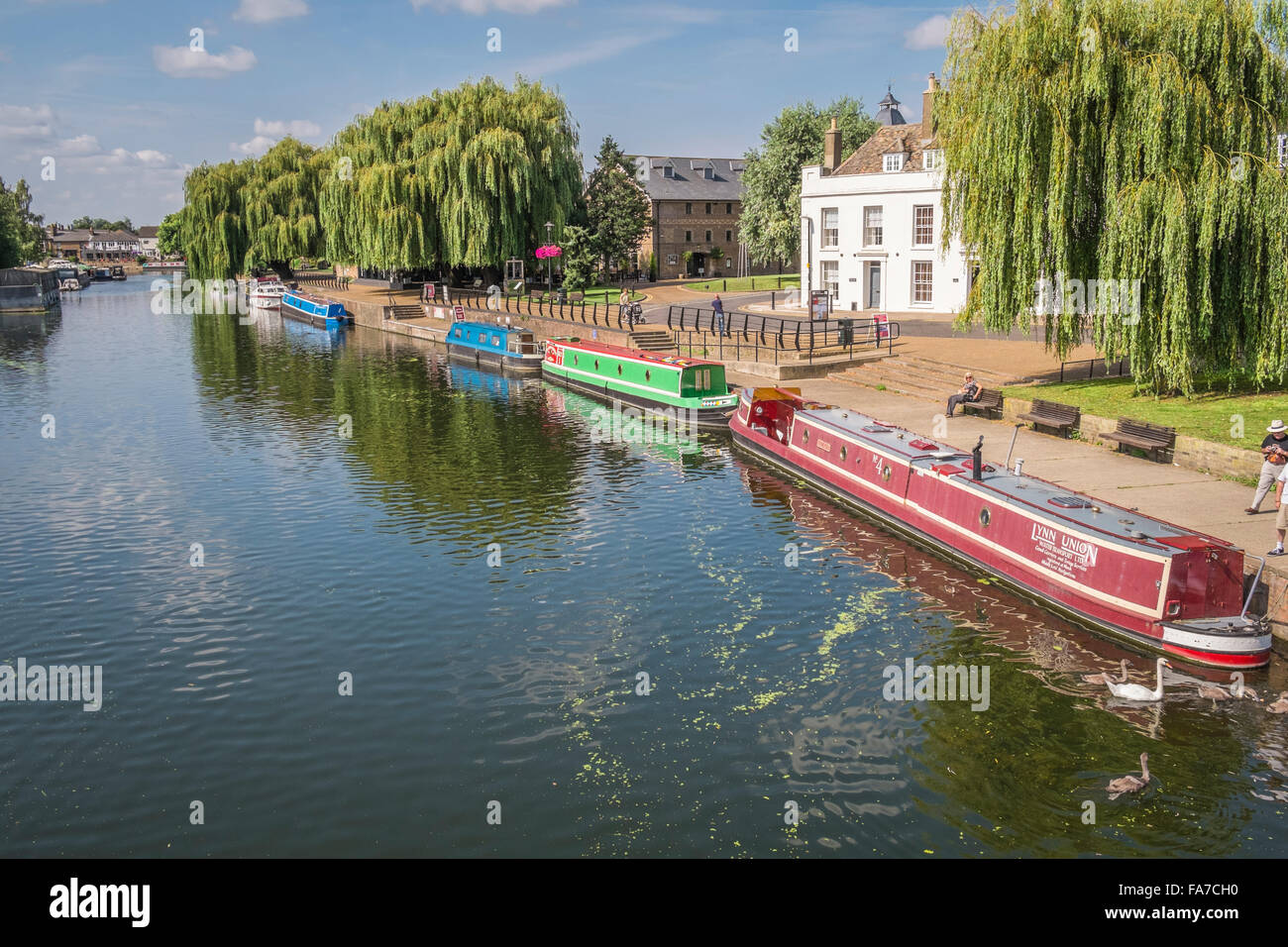 Kanalboote vertäut am The Maltings Riverside Walk Bereich, Ely, Cambridgeshire UK Stockfoto