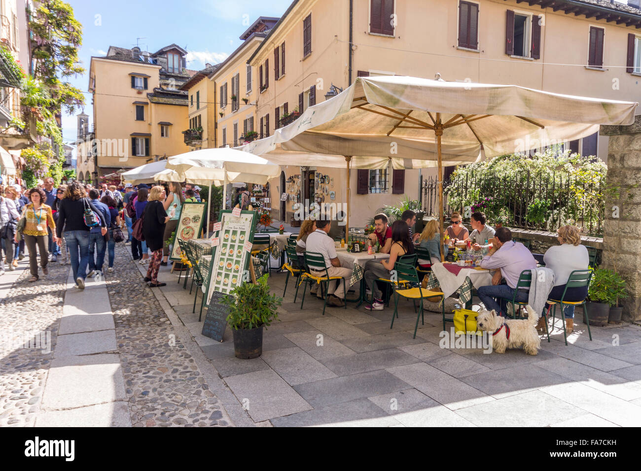 Italien, Piemont, Orta See, Orta San Giulio, Personen im Restaurant Stockfoto