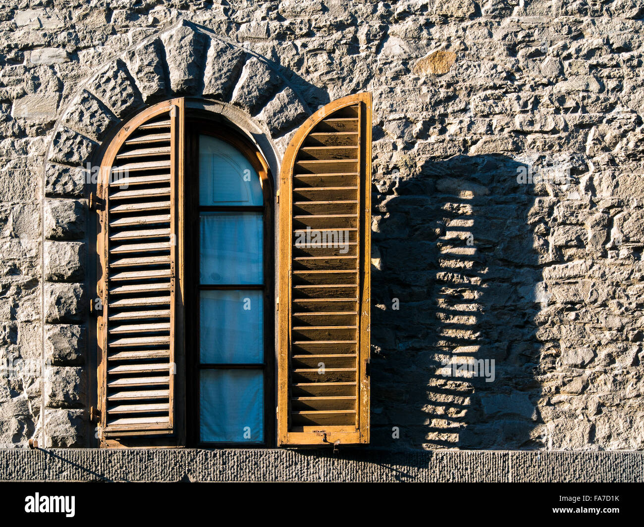 FLORENZ, ITALIEN - 06. AUGUST 2015: Rollläden und Fenster mit Schatten Stockfoto