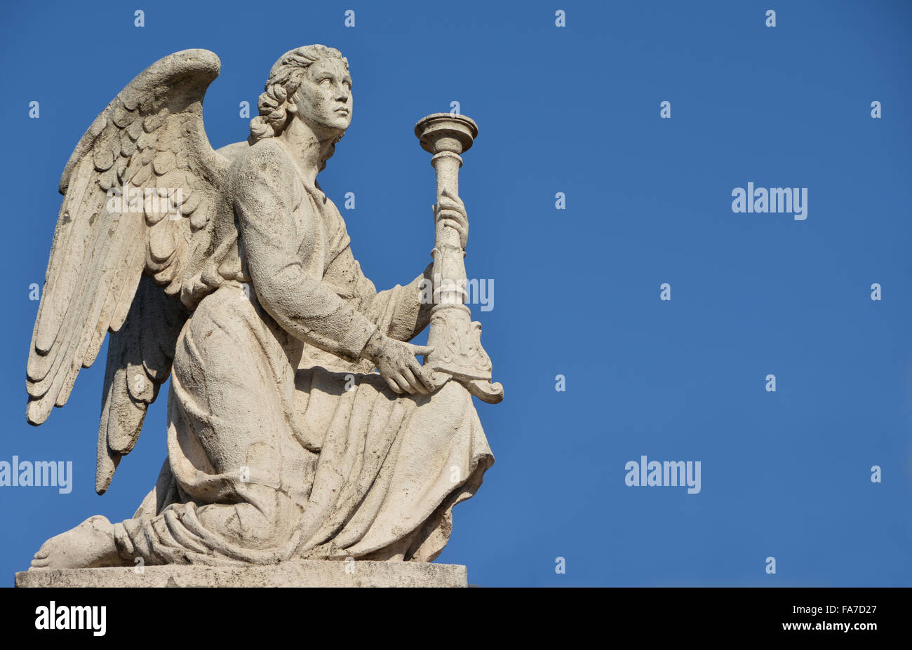 Marmor Engel betrachten den Himmel aus einer alten Kirche von Rom (mit textfreiraum) Stockfoto