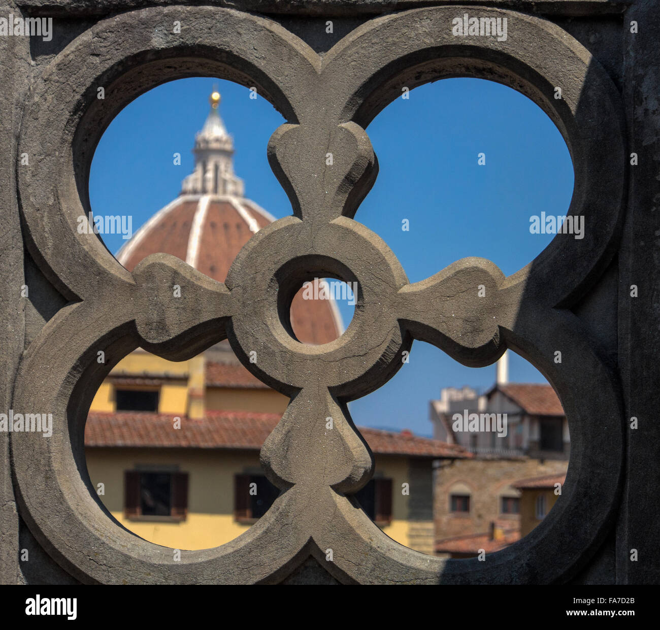 FLORENZ, ITALIEN - 06. AUGUST 2015: Blick auf den Dom von Florenz durch Steinarbeiten Stockfoto