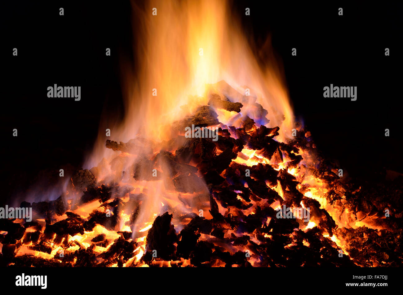 schöne rote heiß glühenden Ember Haufen mit bunten Flammen in Winternacht Stockfoto