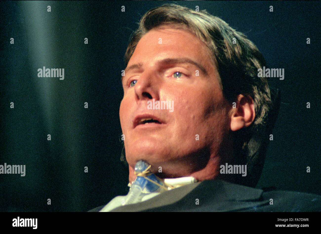 Christopher Reeve, Schauspieler, Tetraplegiker, Behinderung Bürgerrechtler und Star der "Superman"-Filme, die in einem Reitunfall im Jahr 1995 gelähmt war Adressen der Democratic National Convention im United Center in Chicago, Illinois am 26. August 1996. In seinen Ausführungen betonte Reeve die Notwendigkeit für mehr Mittel für Verletzungen der Rückenmarksforschung. Bildnachweis: Ron Sachs/CNP - kein Draht-Dienst- Stockfoto