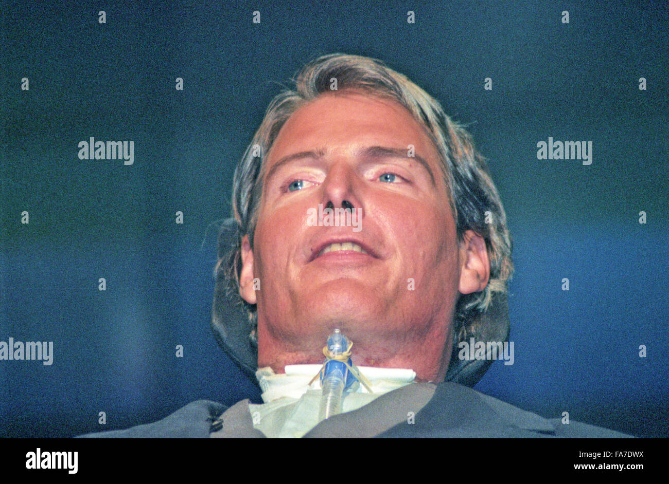 Christopher Reeve, Schauspieler, Tetraplegiker, Behinderung Bürgerrechtler und Star der "Superman"-Filme, die in einem Reitunfall im Jahr 1995 gelähmt war Adressen der Democratic National Convention im United Center in Chicago, Illinois am 26. August 1996. In seinen Ausführungen betonte Reeve die Notwendigkeit für mehr Mittel für Verletzungen der Rückenmarksforschung. Bildnachweis: Ron Sachs/CNP - kein Draht-Dienst- Stockfoto