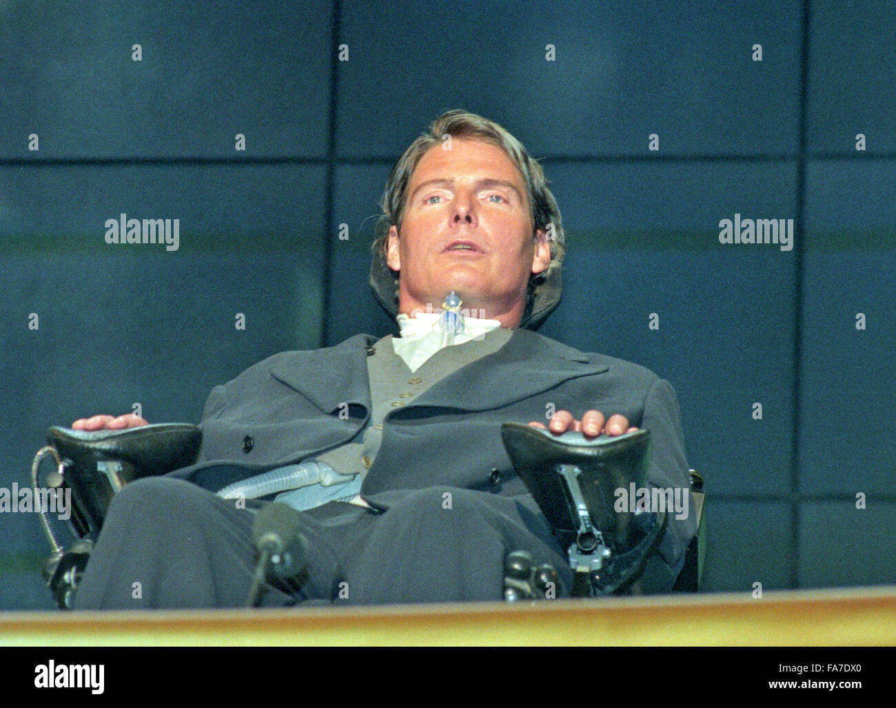 Christopher Reeve, Schauspieler, Tetraplegiker, Behinderung Bürgerrechtler und Star der "Superman"-Filme, die in einem Reitunfall im Jahr 1995 gelähmt war Adressen der Democratic National Convention im United Center in Chicago, Illinois am 26. August 1996. In seinen Ausführungen betonte Reeve die Notwendigkeit für mehr Mittel für Verletzungen der Rückenmarksforschung. Bildnachweis: Ron Sachs/CNP - kein Draht-Dienst- Stockfoto