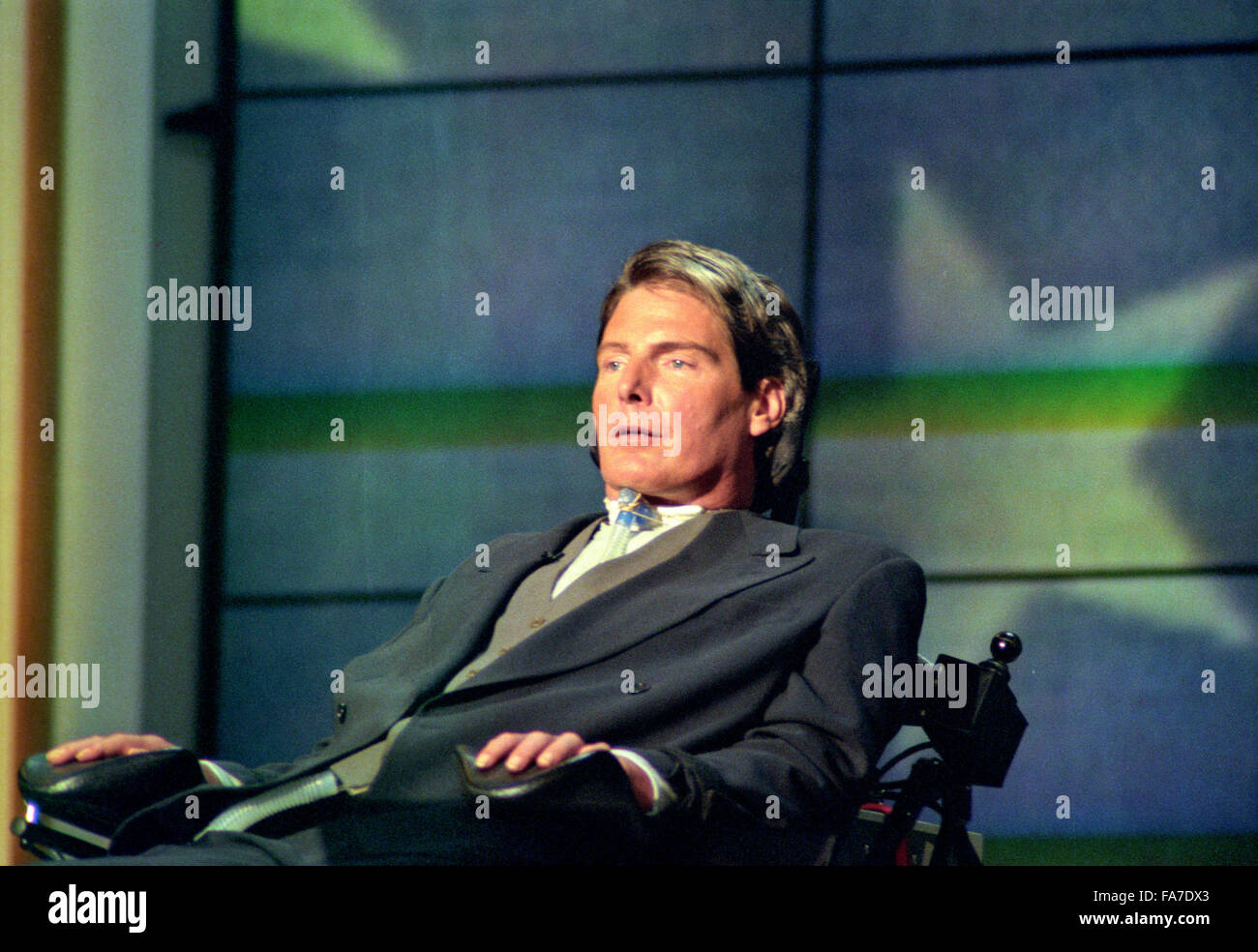 Christopher Reeve, Schauspieler, Tetraplegiker, Behinderung Bürgerrechtler und Star der "Superman"-Filme, die in einem Reitunfall im Jahr 1995 gelähmt war Adressen der Democratic National Convention im United Center in Chicago, Illinois am 26. August 1996. In seinen Ausführungen betonte Reeve die Notwendigkeit für mehr Mittel für Verletzungen der Rückenmarksforschung. Bildnachweis: Ron Sachs/CNP - kein Draht-Dienst- Stockfoto