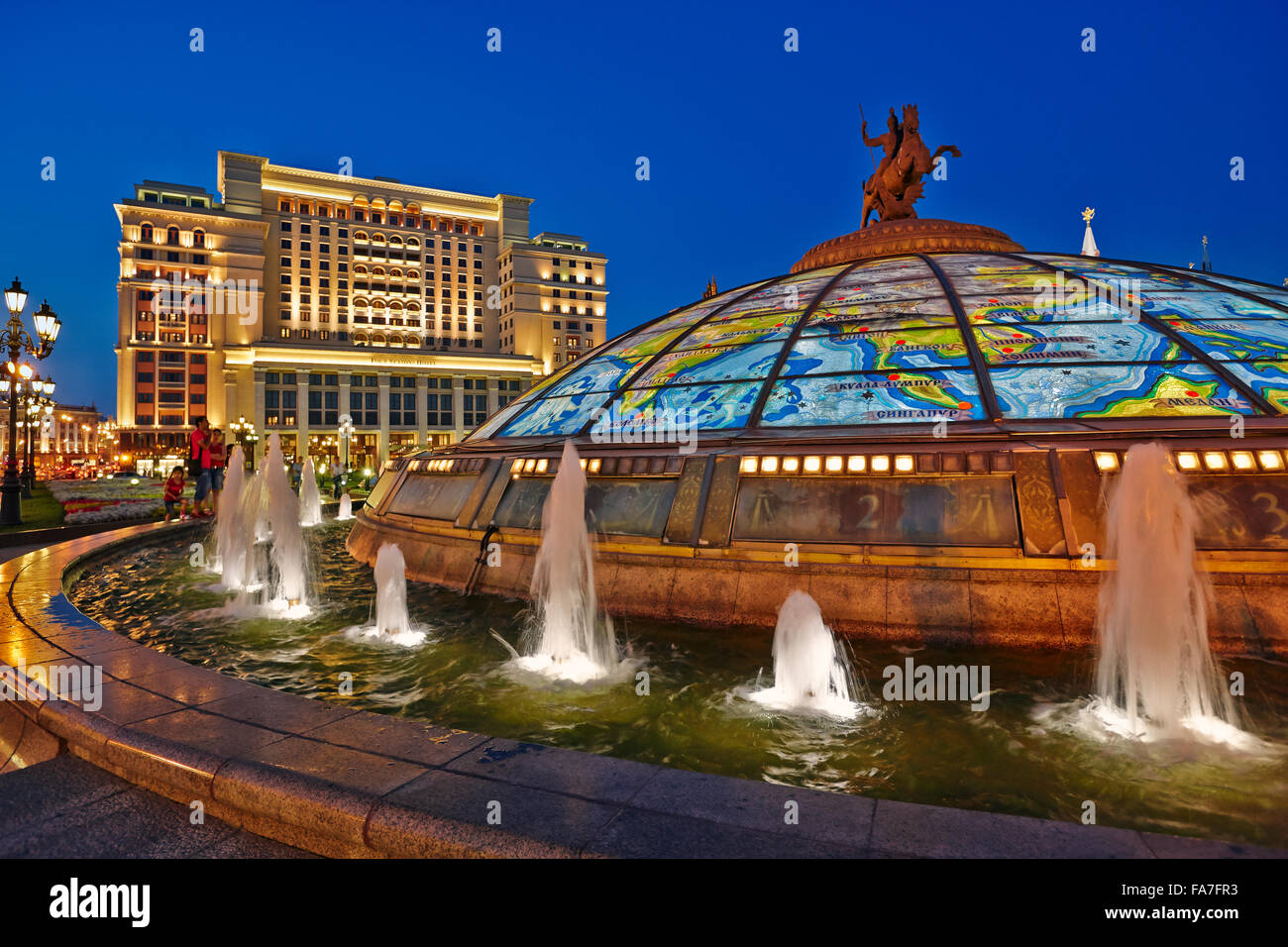 Brunnen auf dem Manezhnaya-Platz, beleuchtet in der Dämmerung. Moskau, Russland. Stockfoto