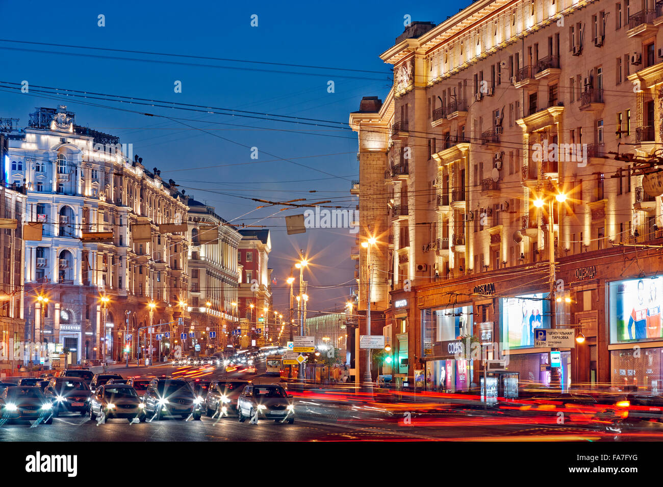 Twerskaja-Straße in der Abenddämmerung. Moskau, Russland. Stockfoto