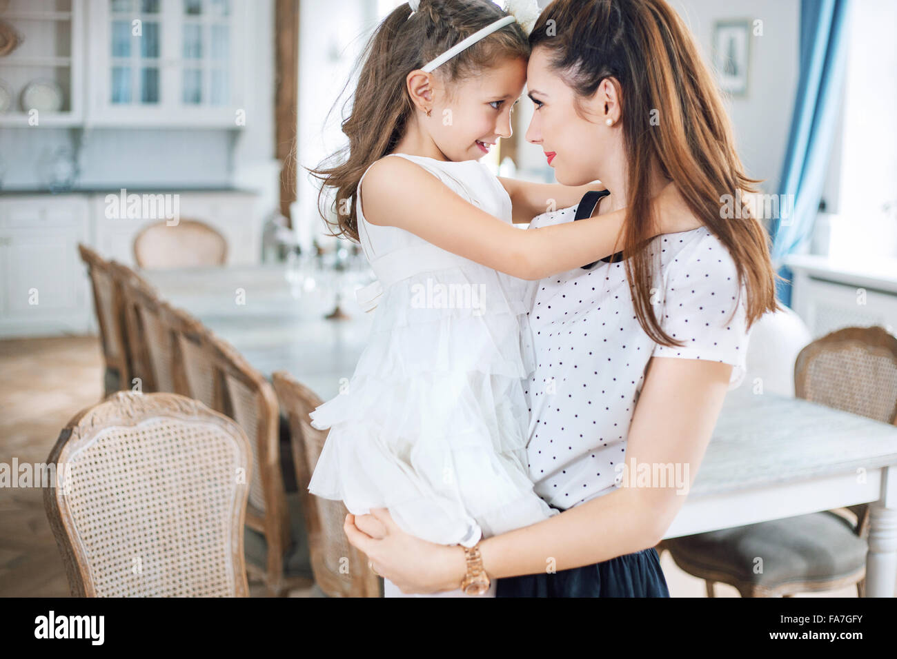 Sehr Charmante Mutter Hält Ihre Schöne Tochter Stockfoto - 