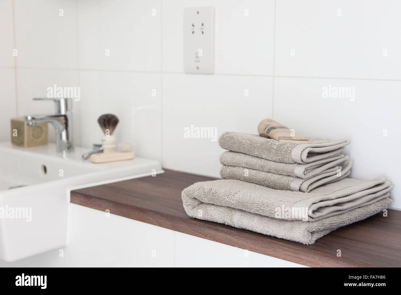 Weiße Badezimmer in einem modernen Landhaus in Cambridge. Ein Haus verbindet modernen minimalistischen Stil mit Anzeige der traditionelle Objekte, die im täglichen Leben verwendet. Stockfoto