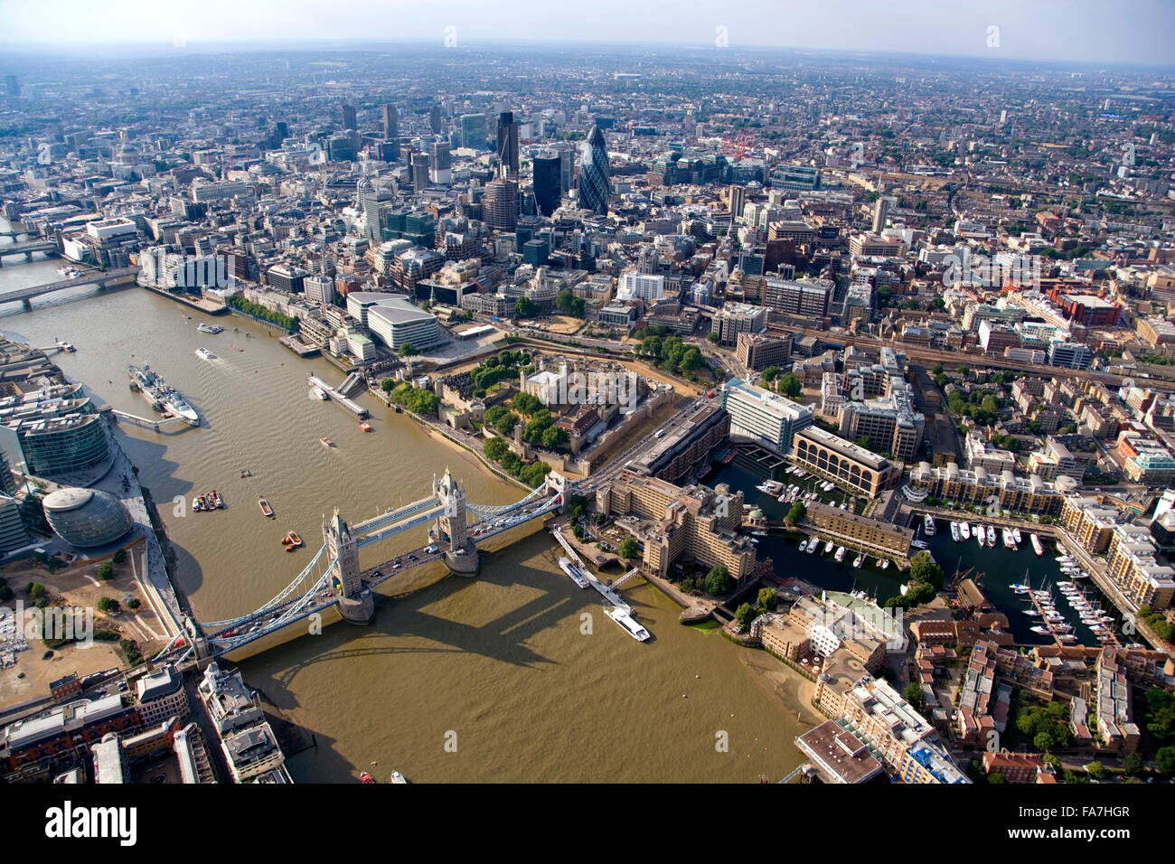 TOWER BRIDGE, London. Eine Luftaufnahme der Brücke, Themse, Tower of London und die Stadt von Süd-Ost. Stockfoto